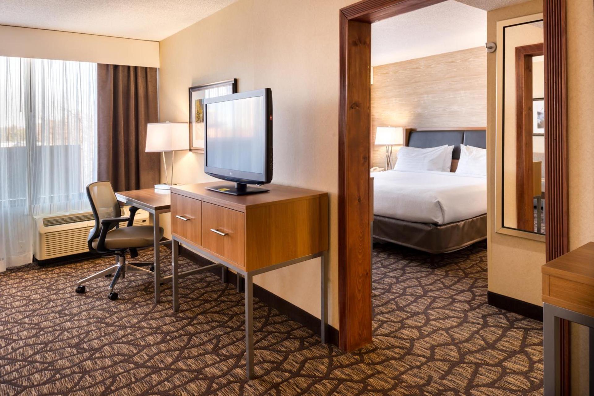 Holiday Inn Hotel & Suites Warren by IHG photo 2