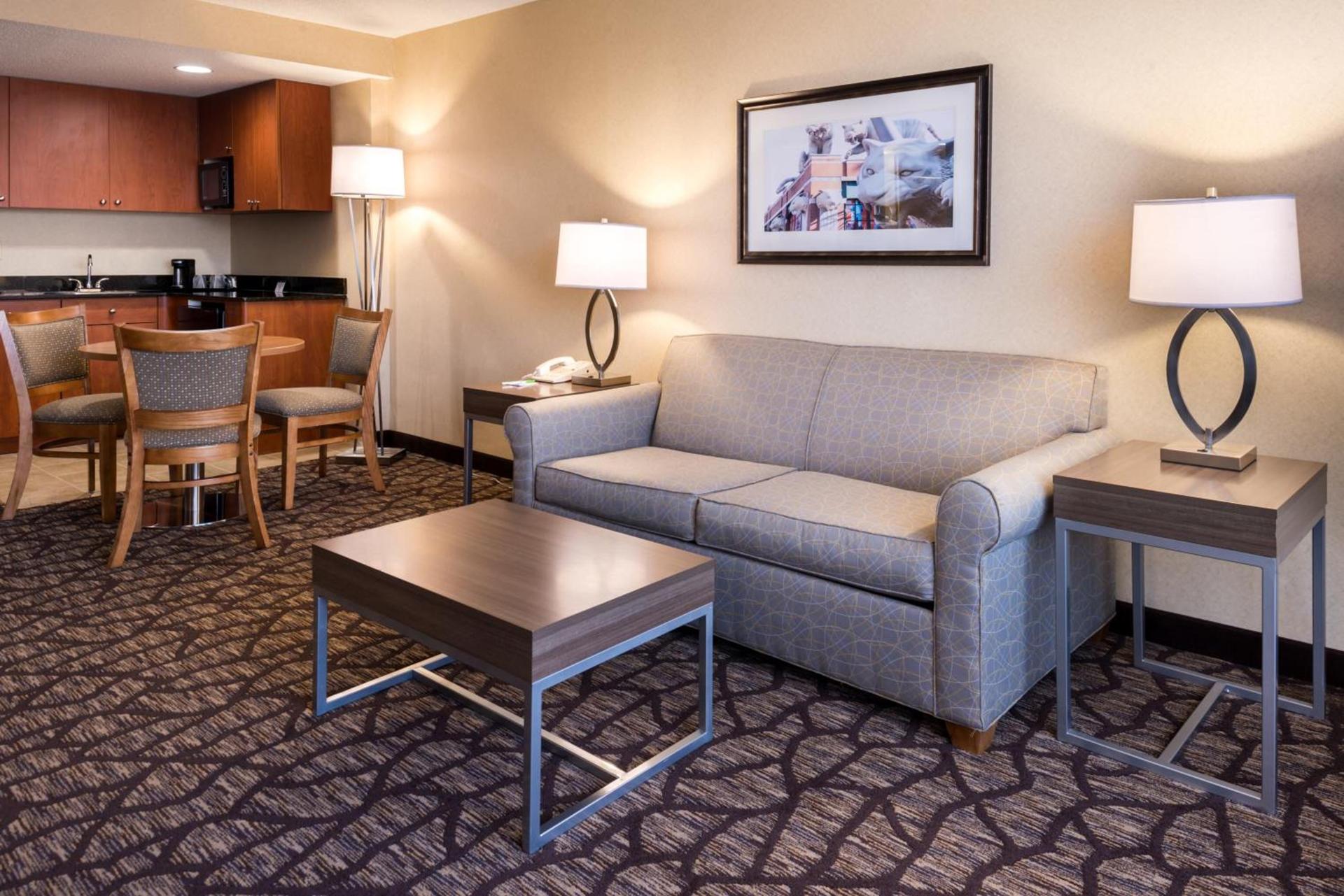 Holiday Inn Hotel & Suites Warren by IHG photo 4