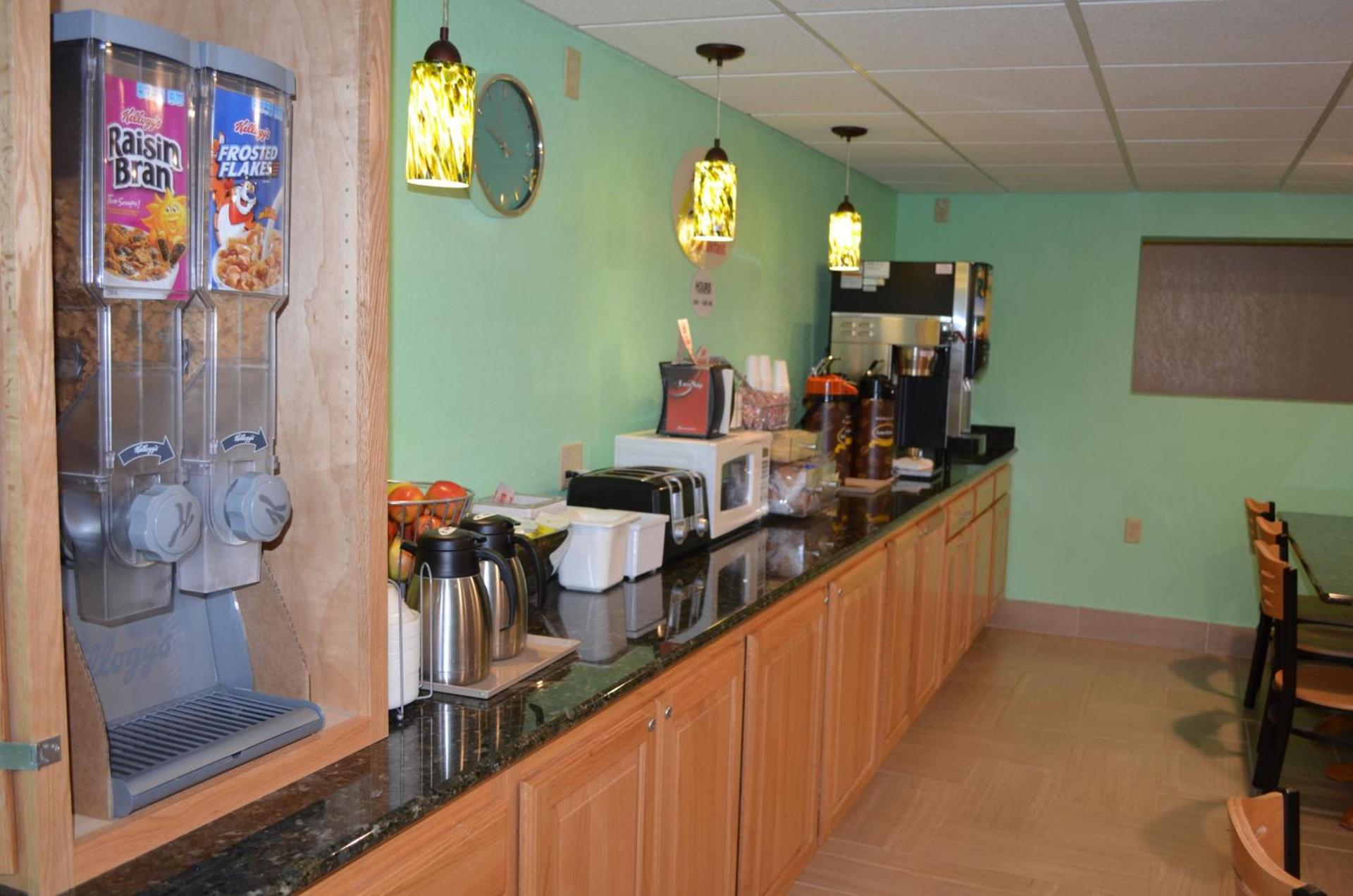 Super 8 by Wyndham Devils Lake photo 37