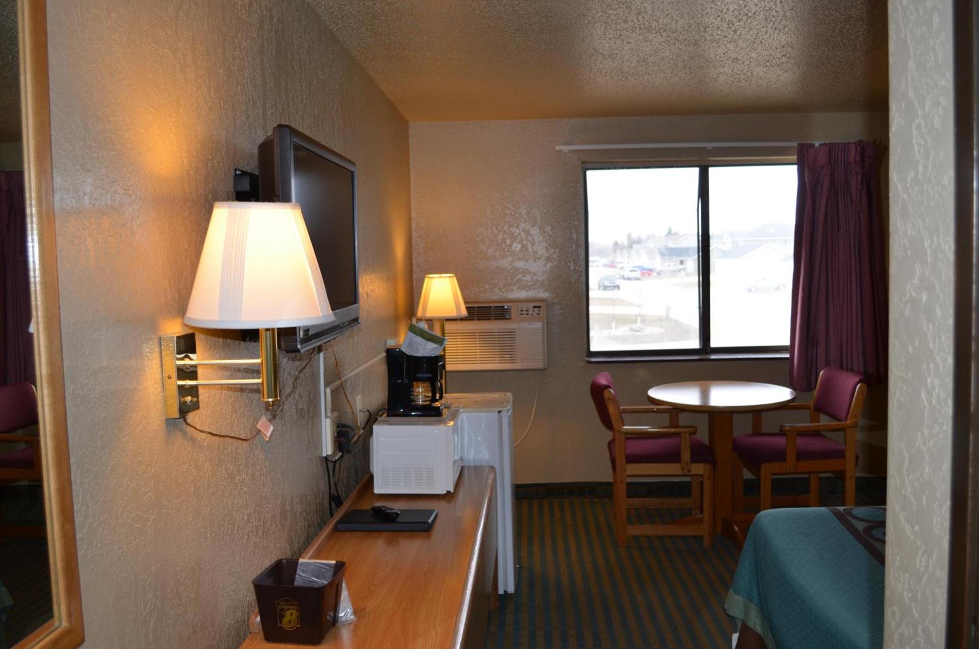 Super 8 by Wyndham Devils Lake photo 41