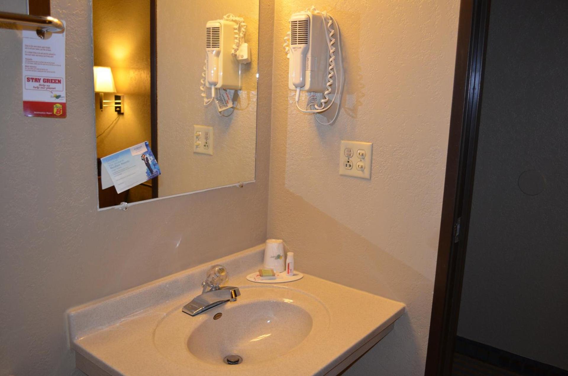 Super 8 by Wyndham Devils Lake photo 42