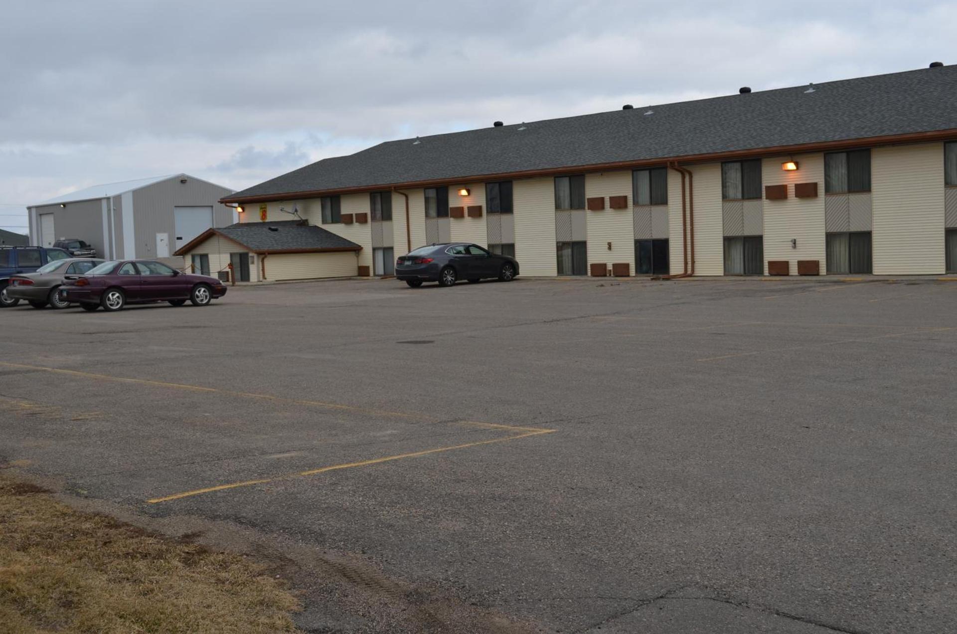 Super 8 by Wyndham Devils Lake photo 47
