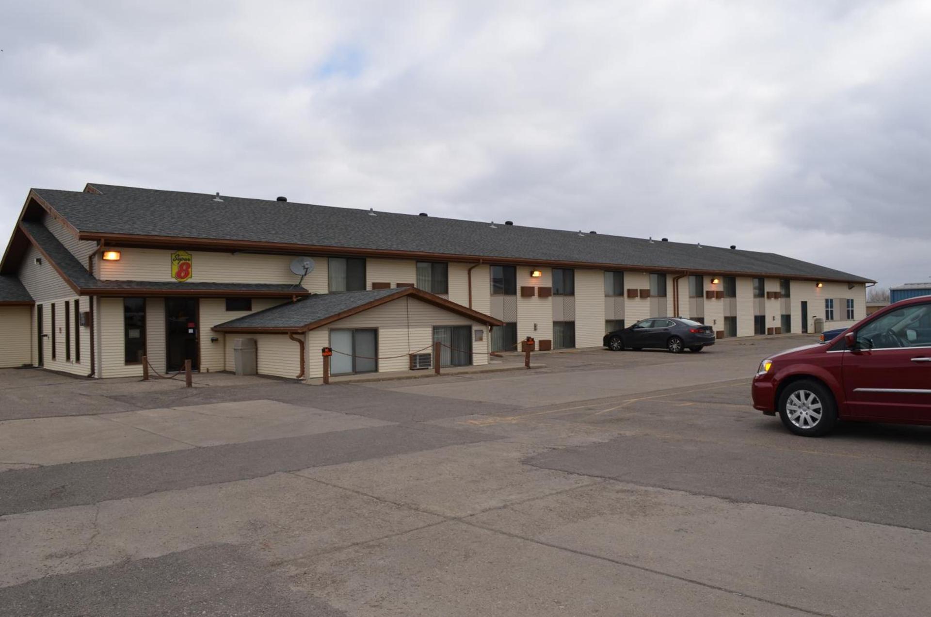 Super 8 by Wyndham Devils Lake photo 19