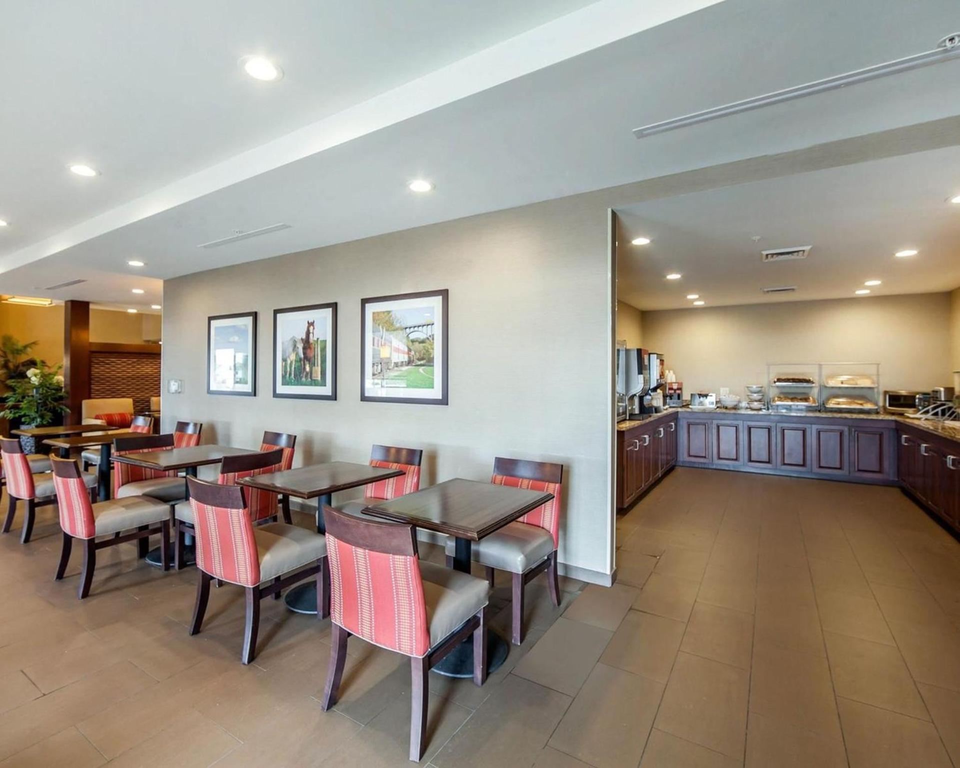 Comfort Suites Marietta-Parkersburg photo 17