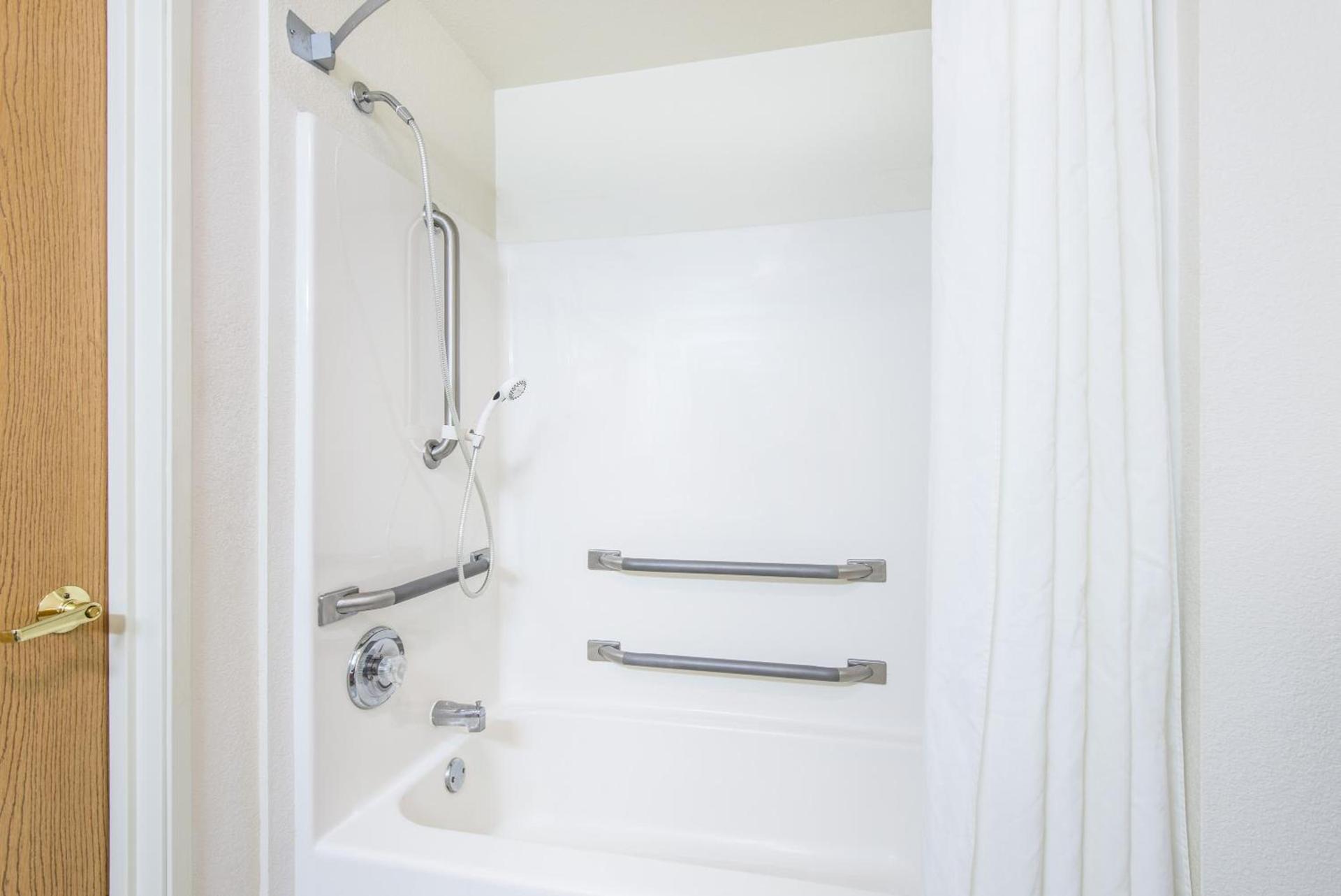 Super 8 by Wyndham West Middlesex/Sharon Area photo 21
