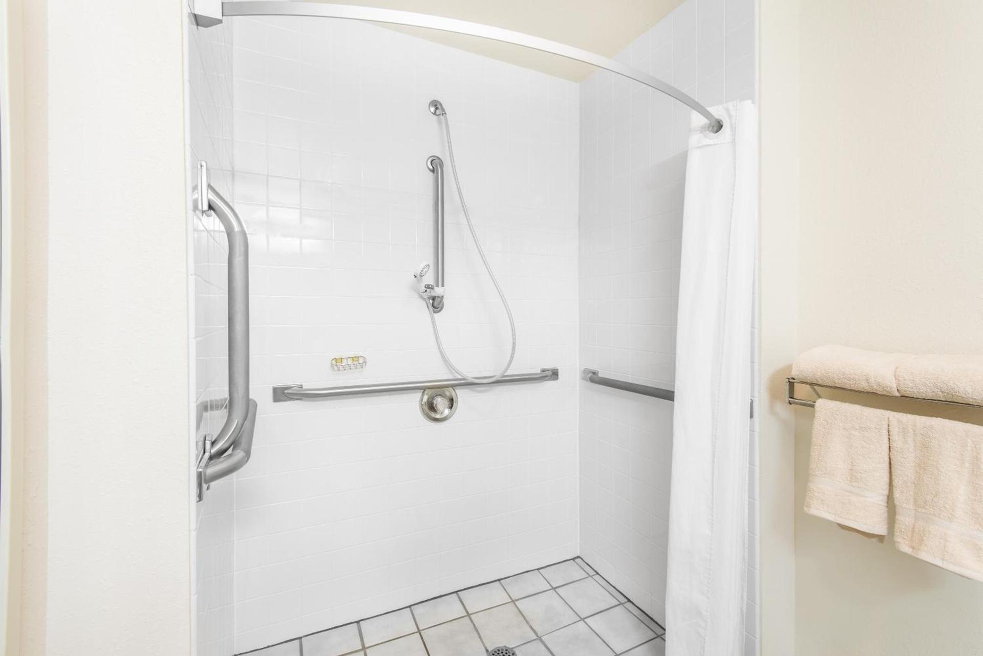 Super 8 by Wyndham West Middlesex/Sharon Area photo 20