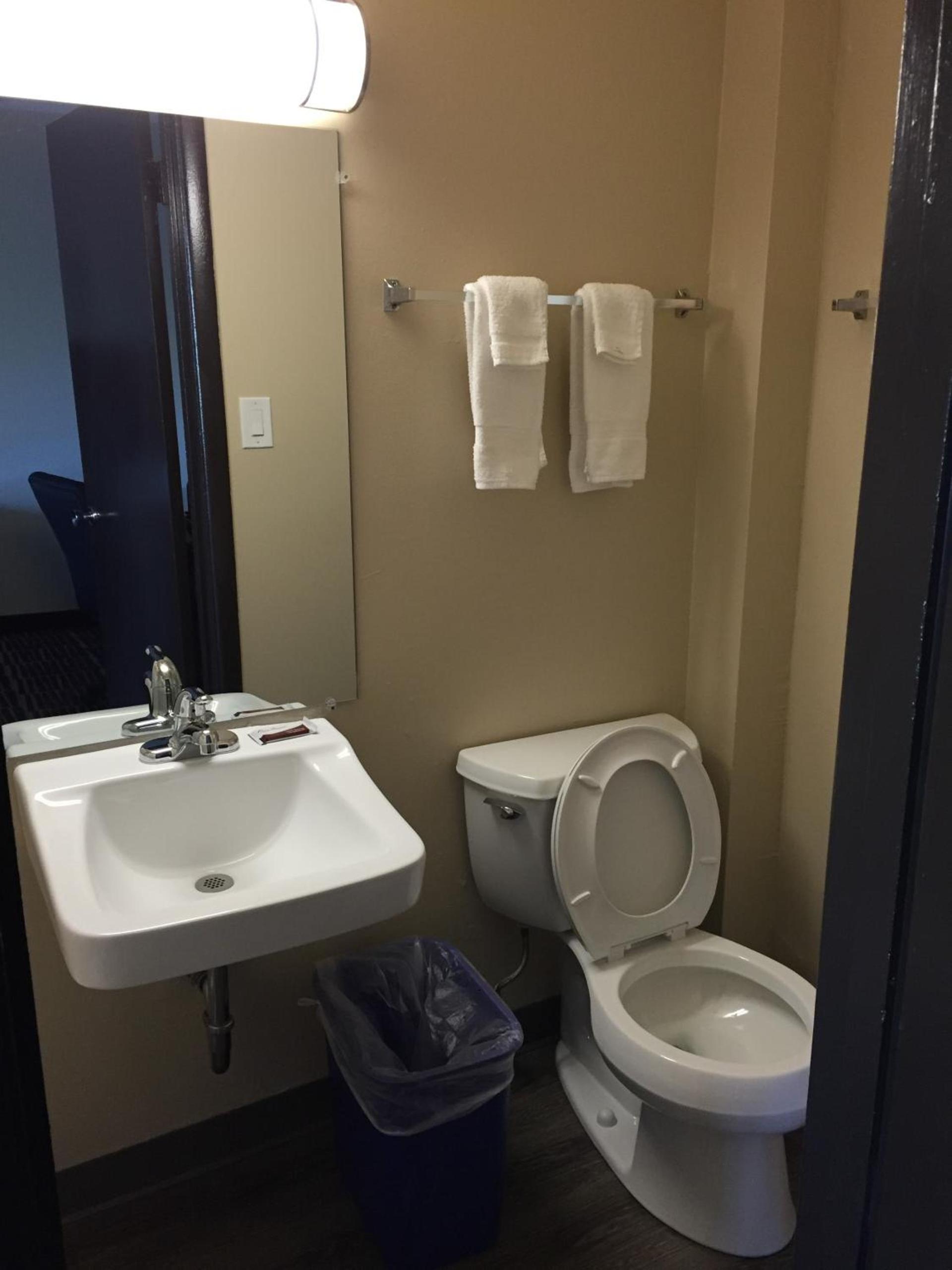 Economy Inn photo 13