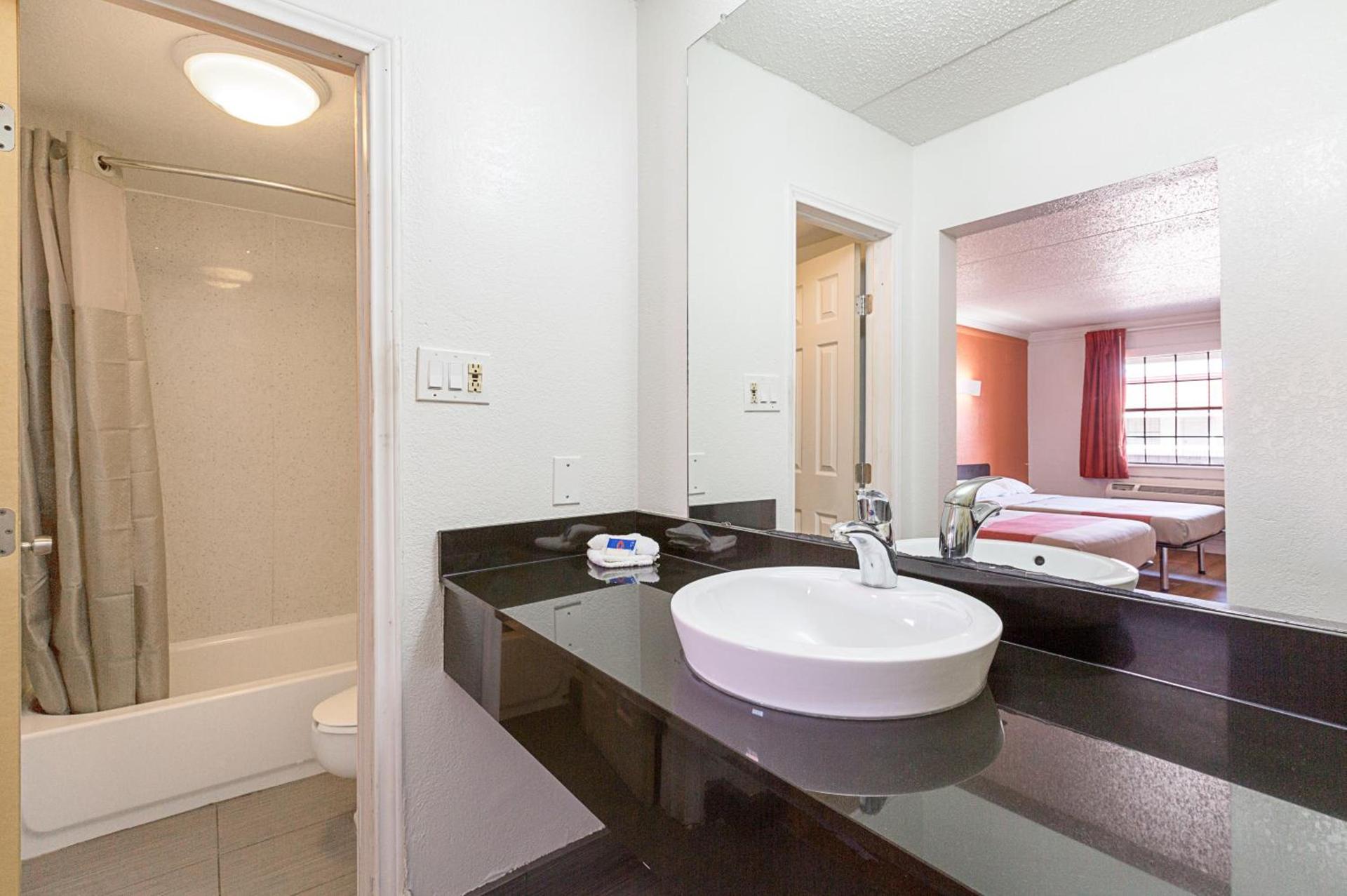 Motel 6-Dallas, TX - Market Center photo 60