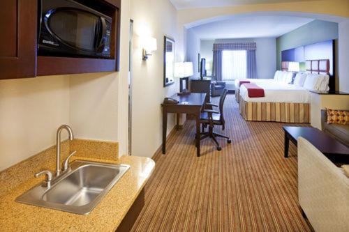 Holiday Inn Express Hotel & Suites Dallas West by IHG photo 4