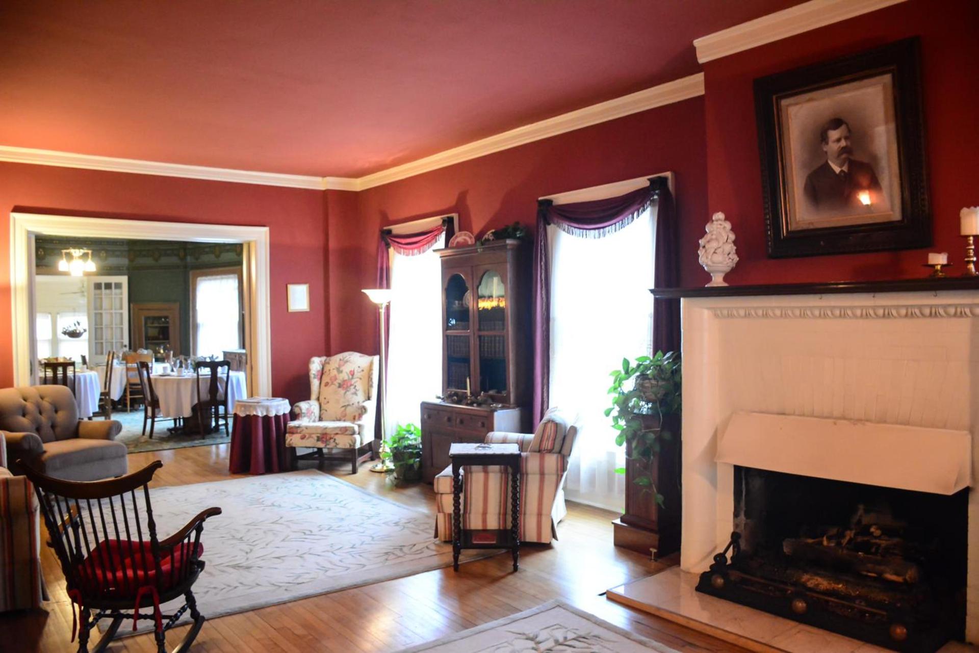 Looking Glass Inn photo 43