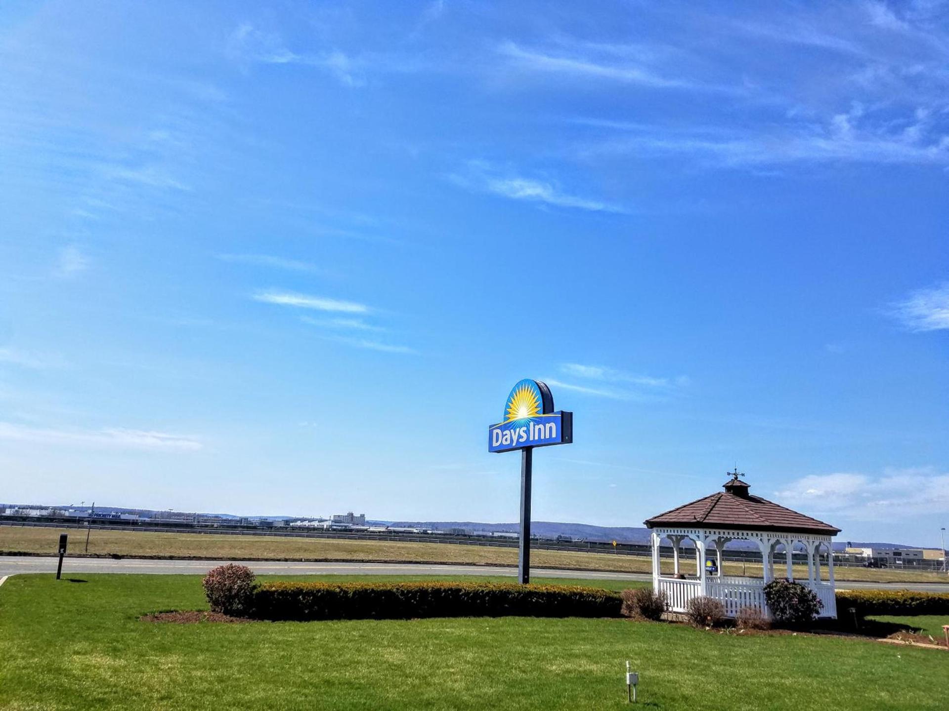 Days Inn by Wyndham Windsor Locks / Bradley Intl Airport photo 26