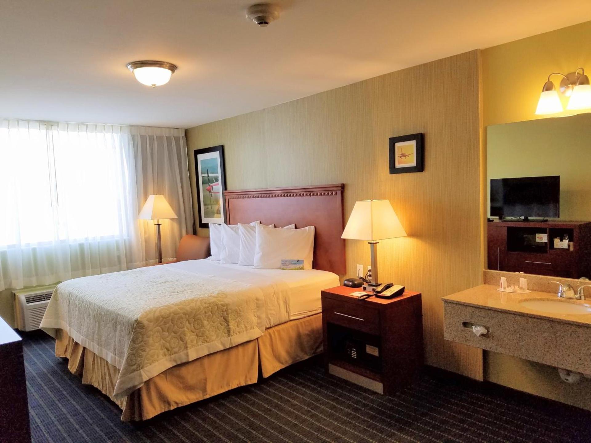 Days Inn by Wyndham Windsor Locks / Bradley Intl Airport photo 35