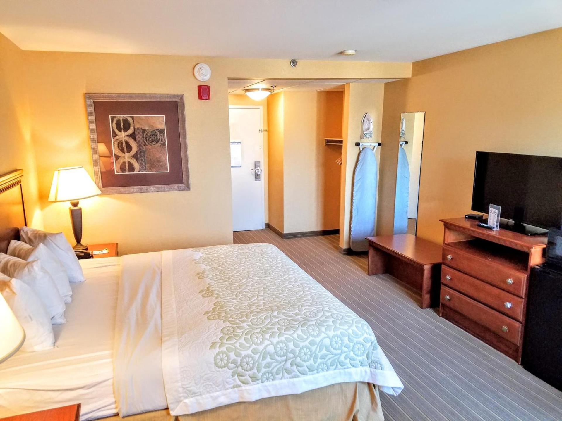 Days Inn by Wyndham Windsor Locks / Bradley Intl Airport photo 37