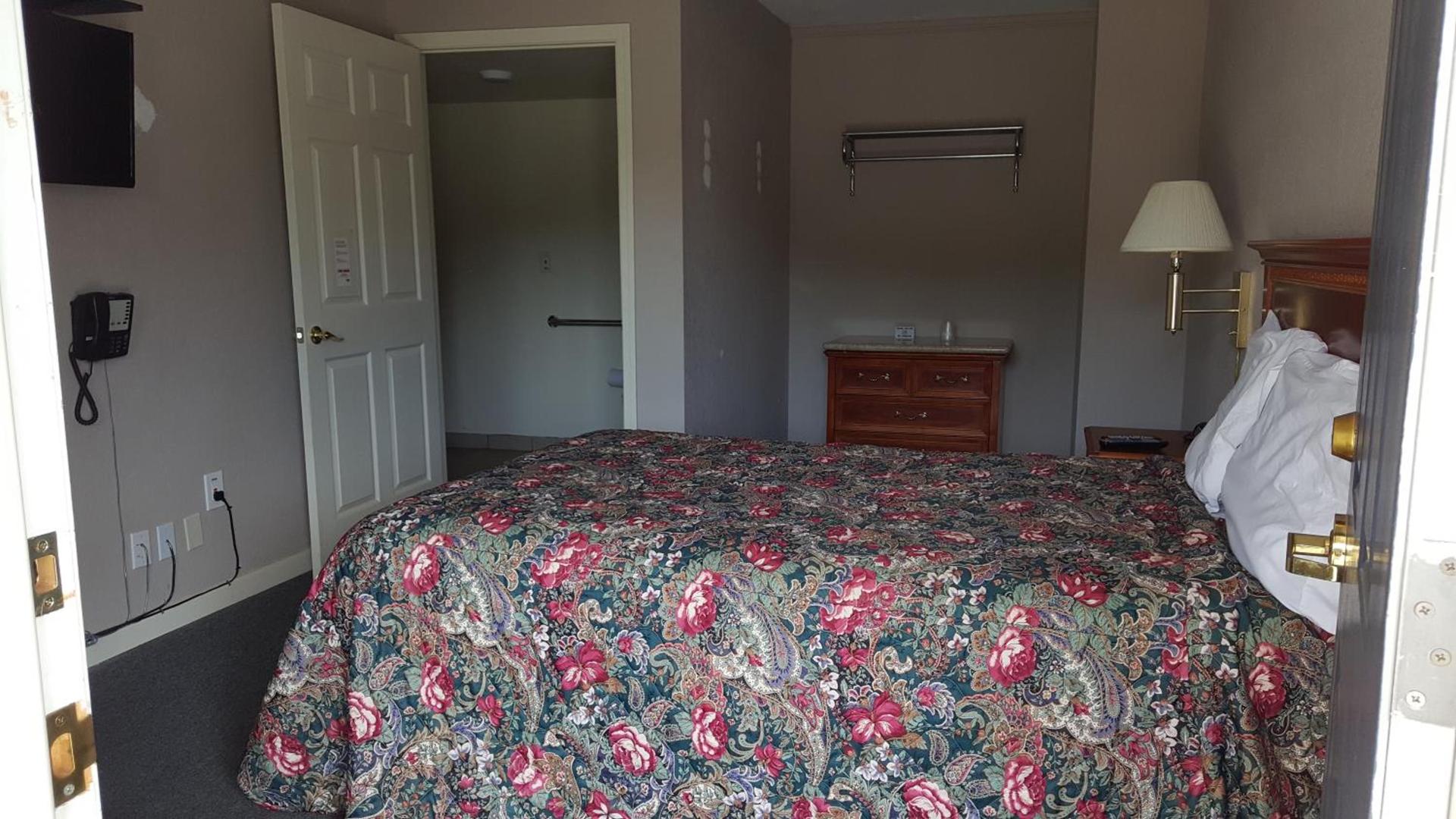 Pacific Motel photo 30