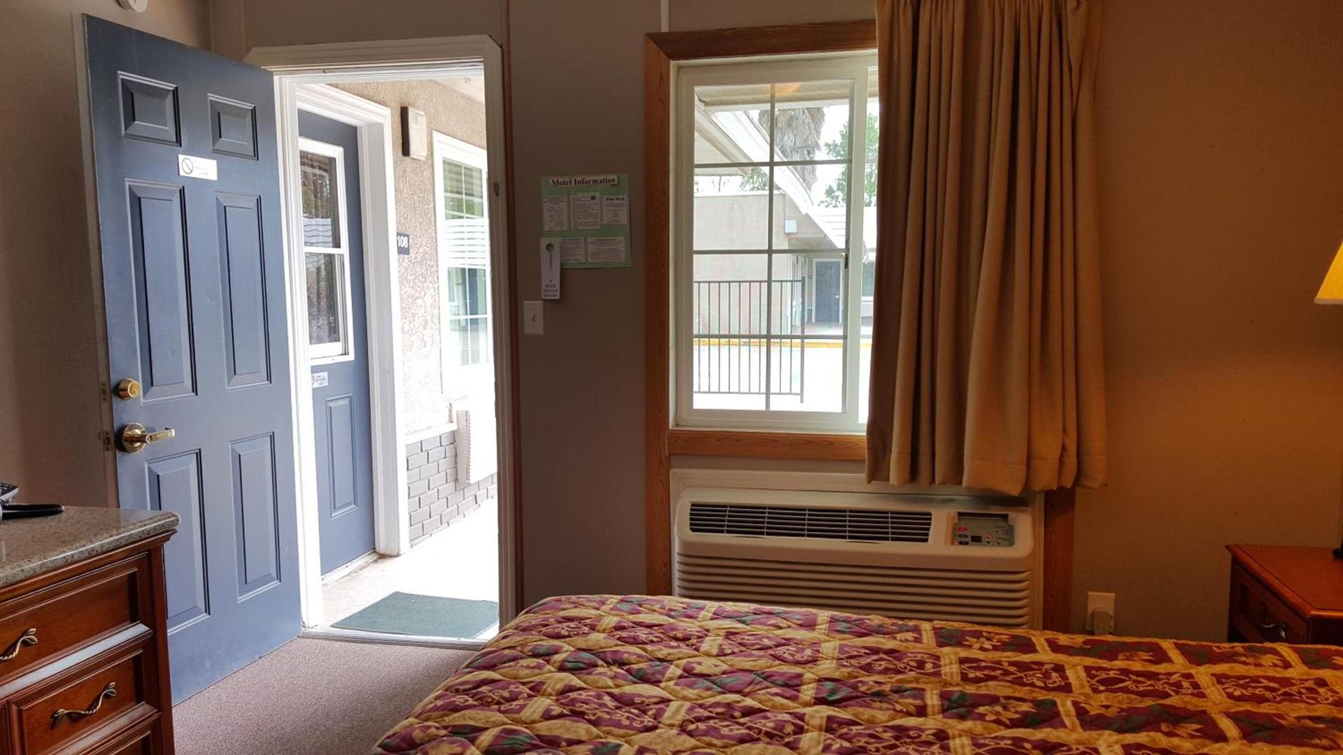 Pacific Motel photo 23