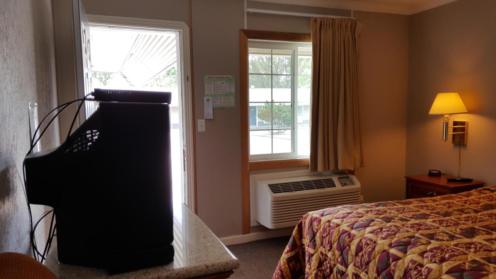 Pacific Motel photo 24