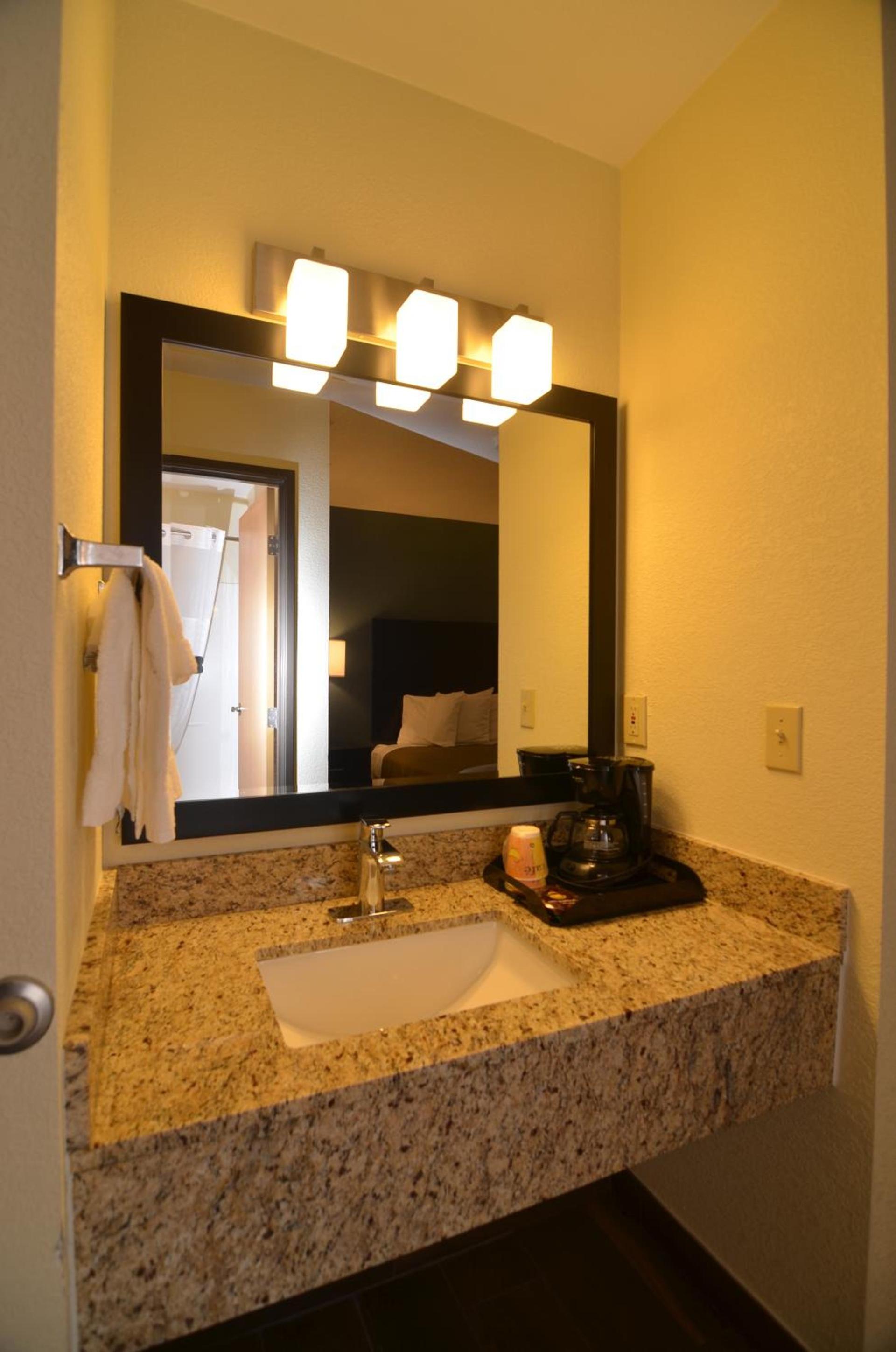 AmericInn by Wyndham Mount Pleasant photo 41
