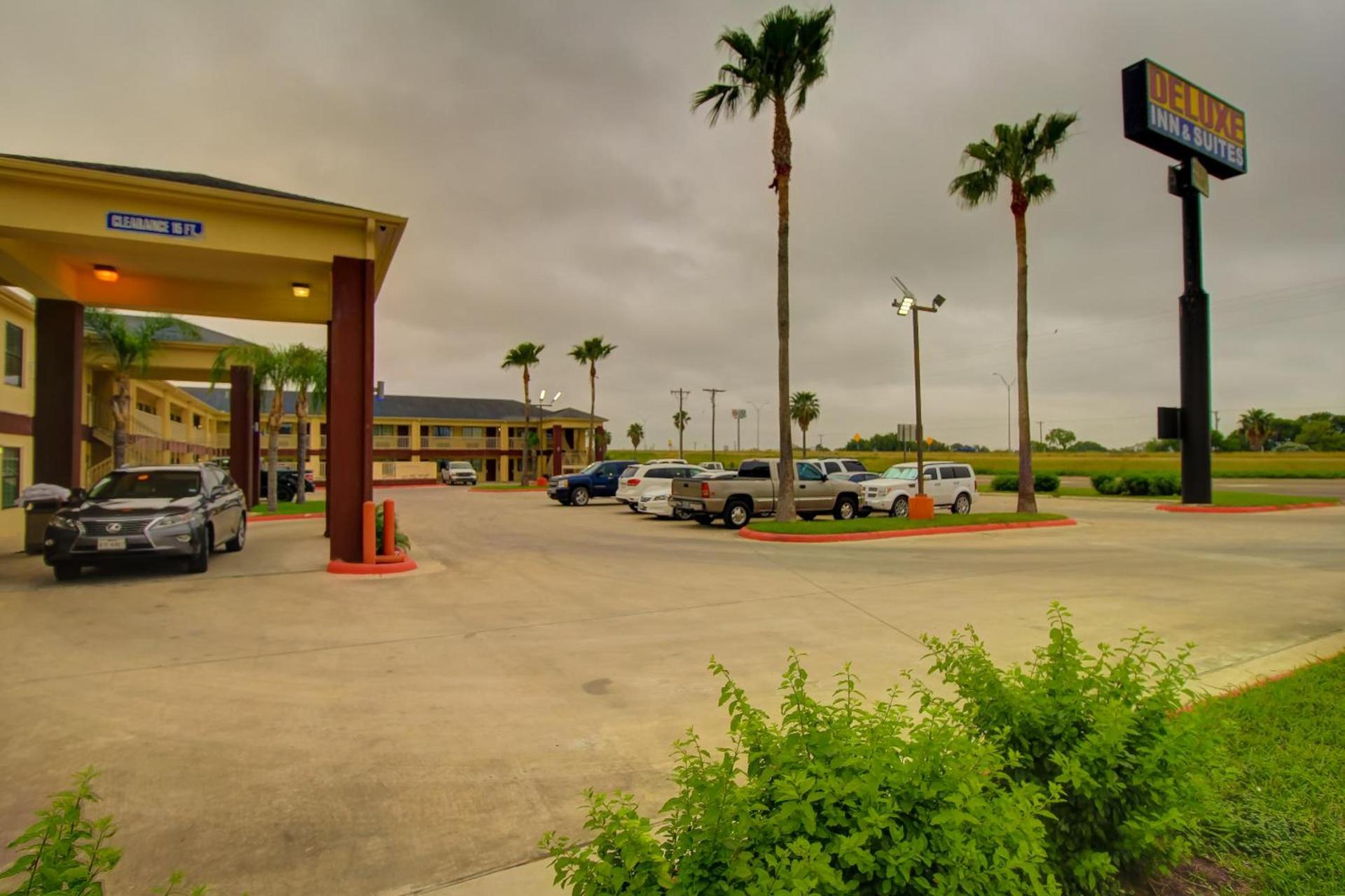 Deluxe Inn and Suites photo 42