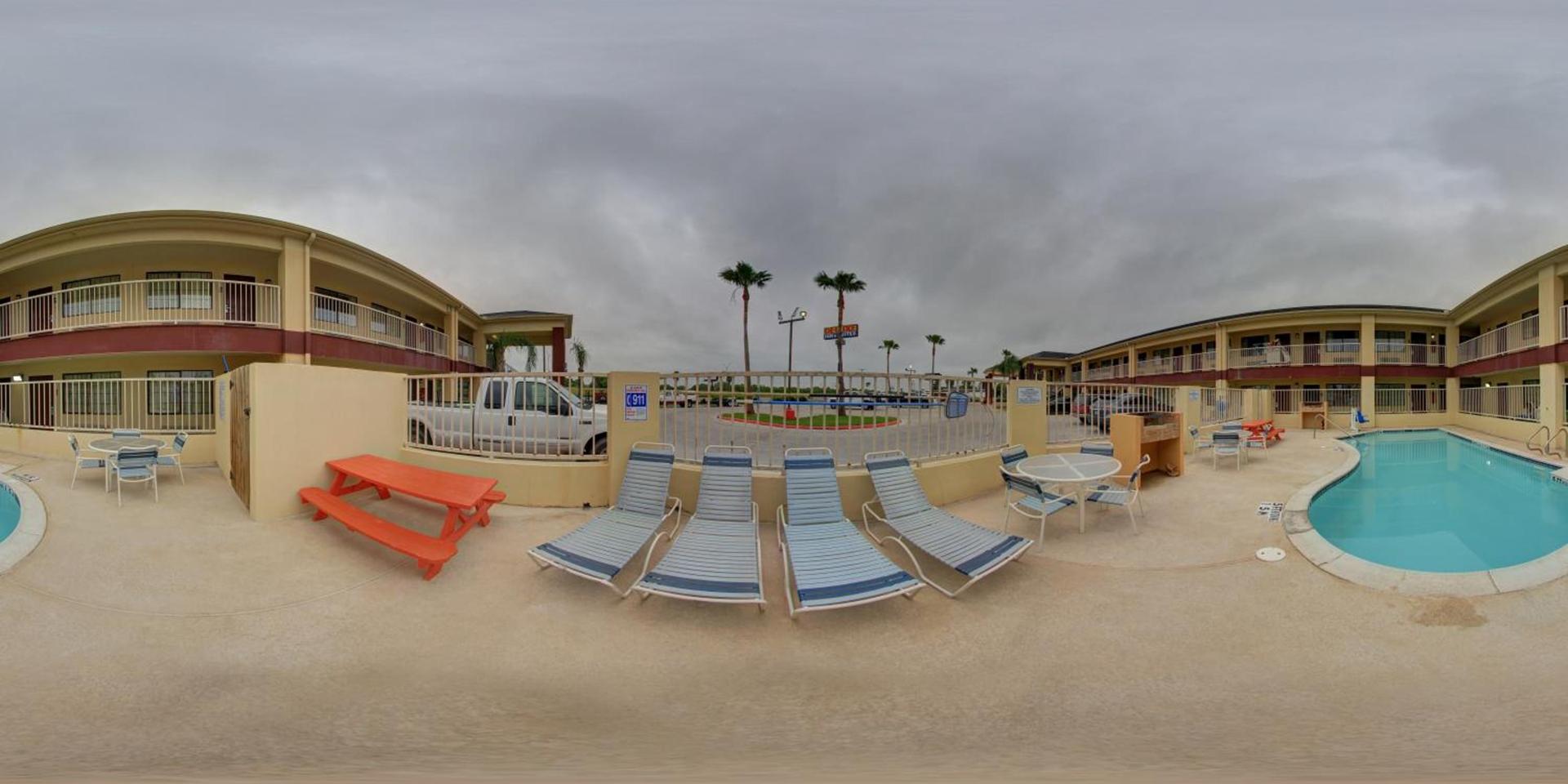 Deluxe Inn and Suites photo 47