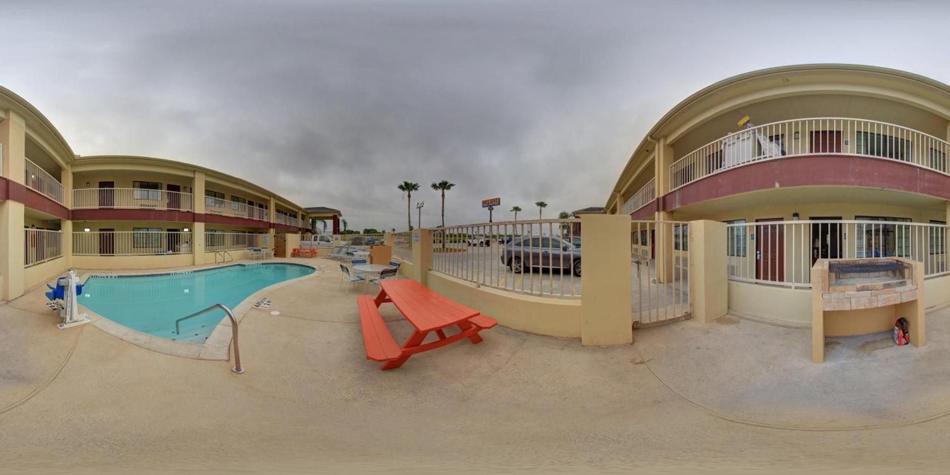 Deluxe Inn and Suites photo 48