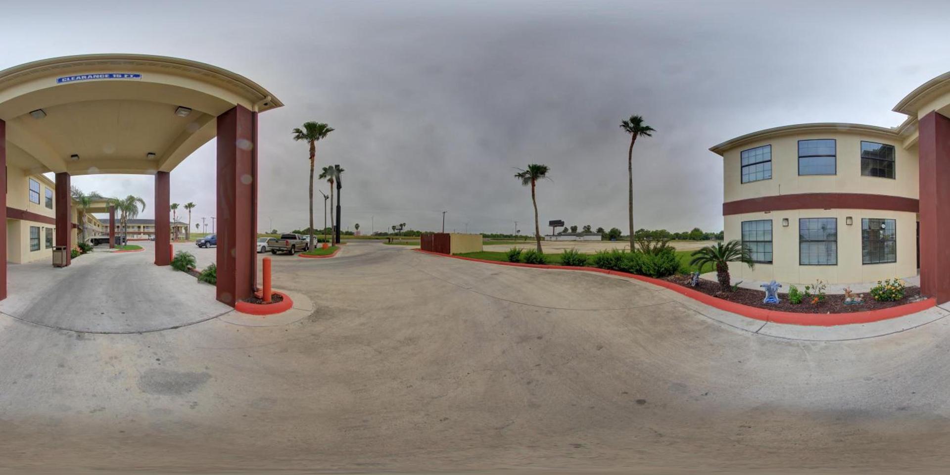 Deluxe Inn and Suites photo 52