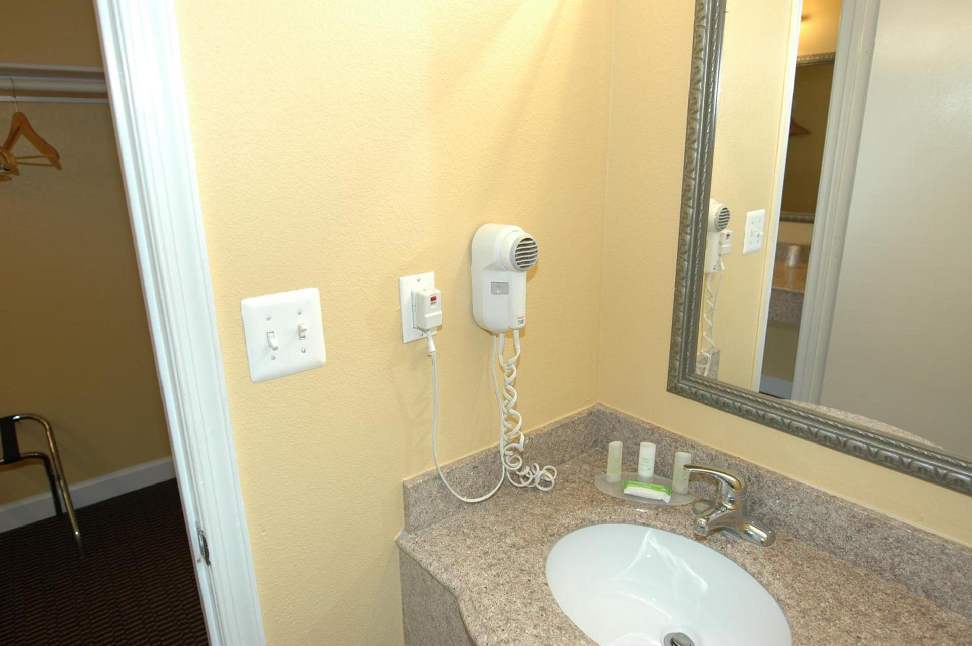 Ambassadors Inn & Suites photo 32