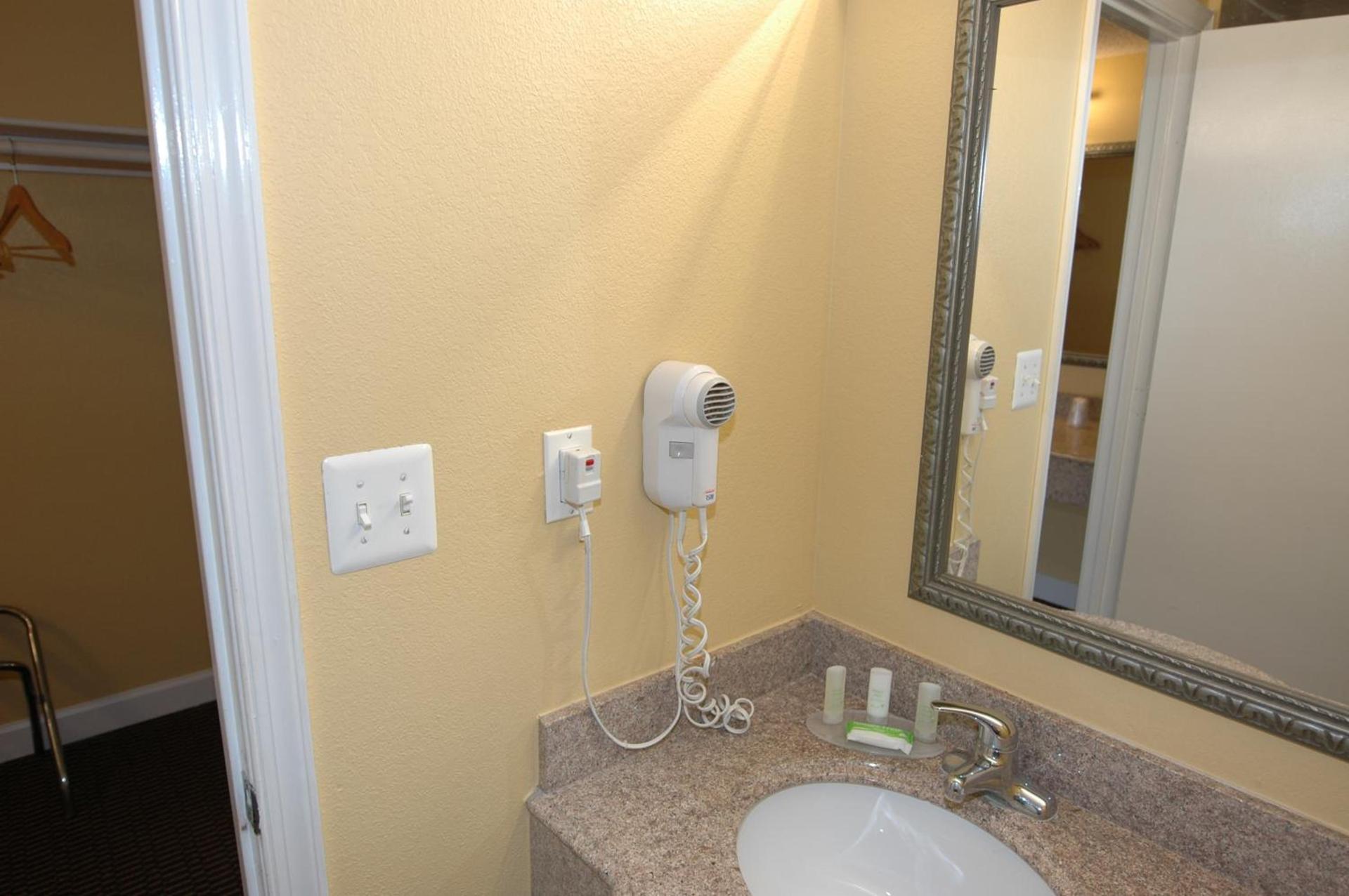 Ambassadors Inn & Suites photo 34