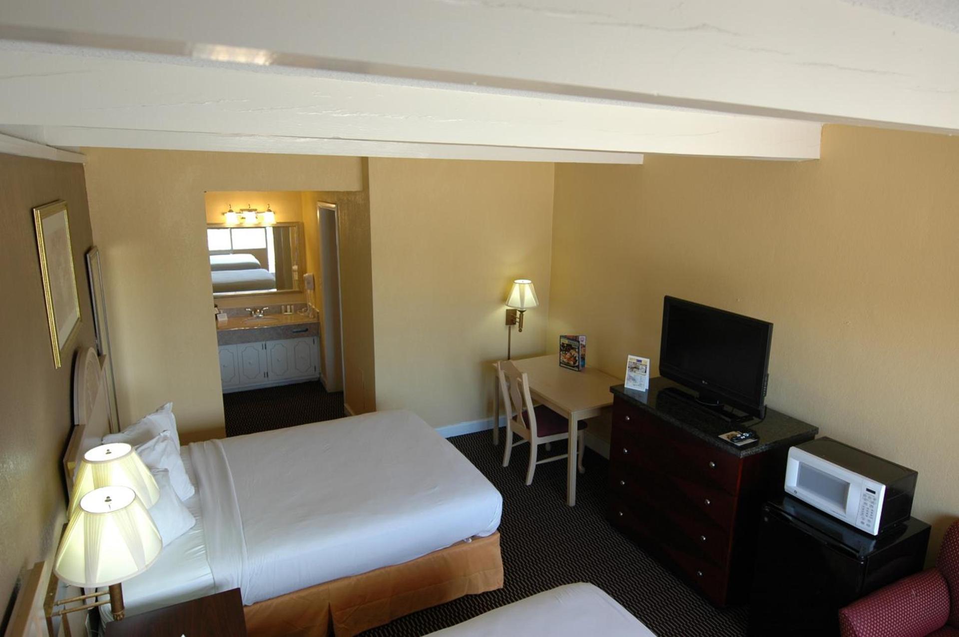 Ambassadors Inn & Suites photo 41