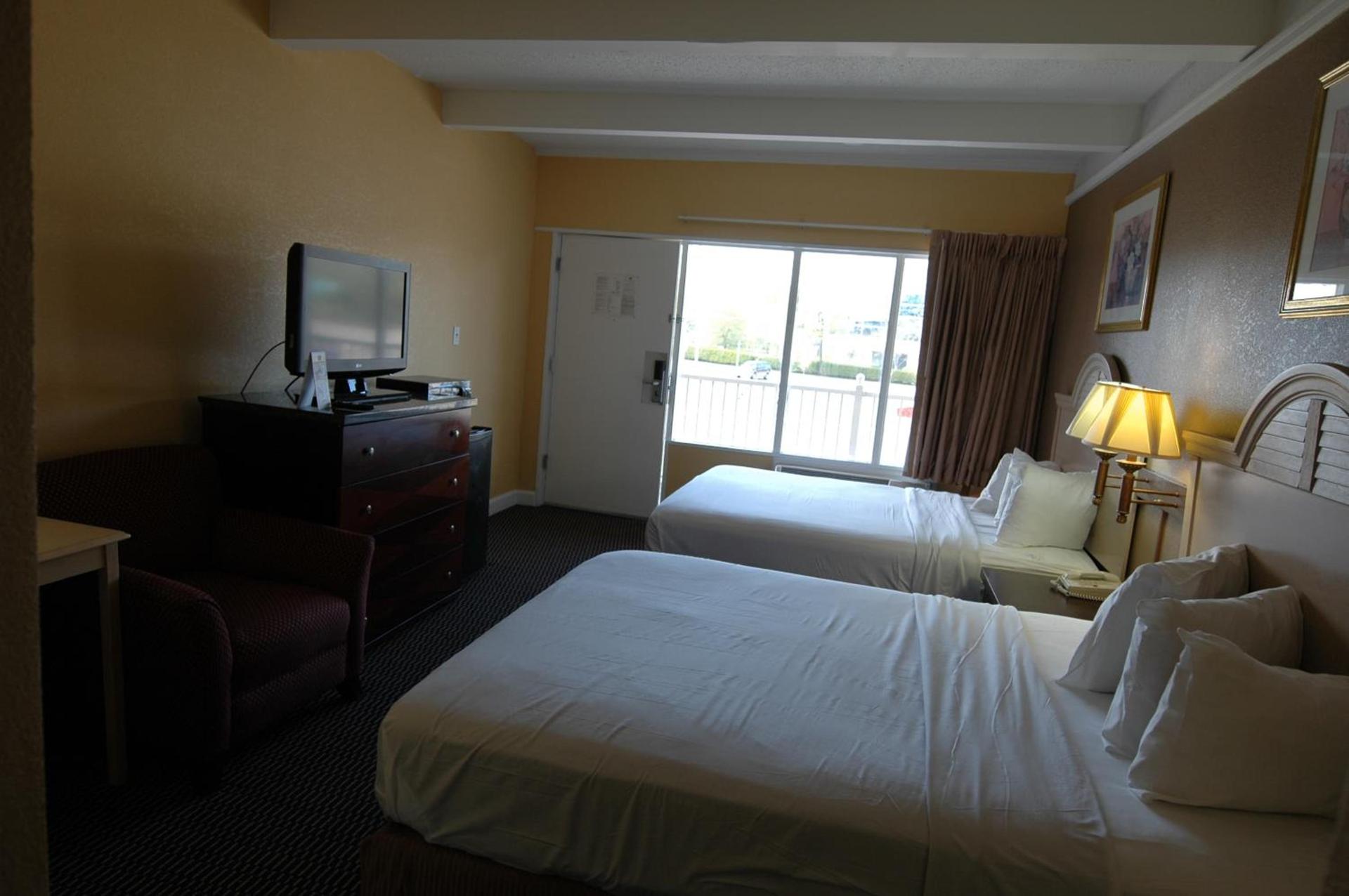 Ambassadors Inn & Suites photo 43