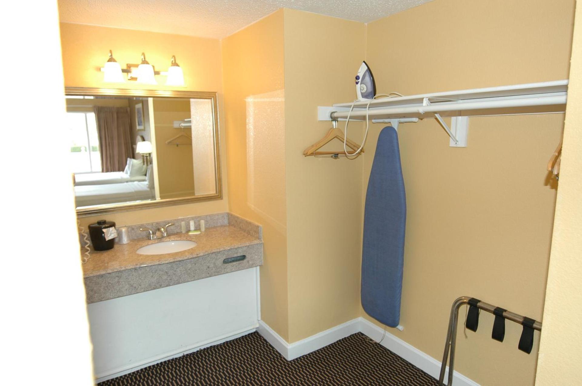 Ambassadors Inn & Suites photo 45