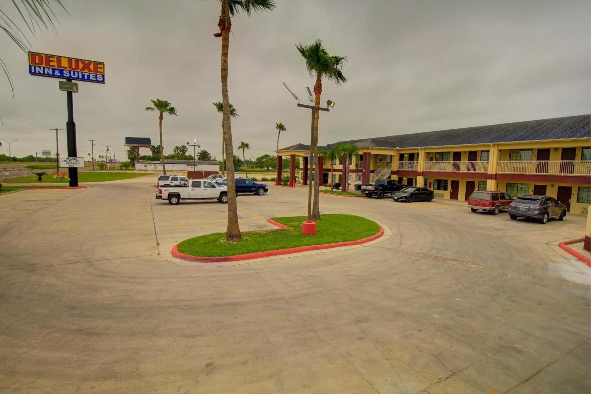 Deluxe Inn and Suites photo 68