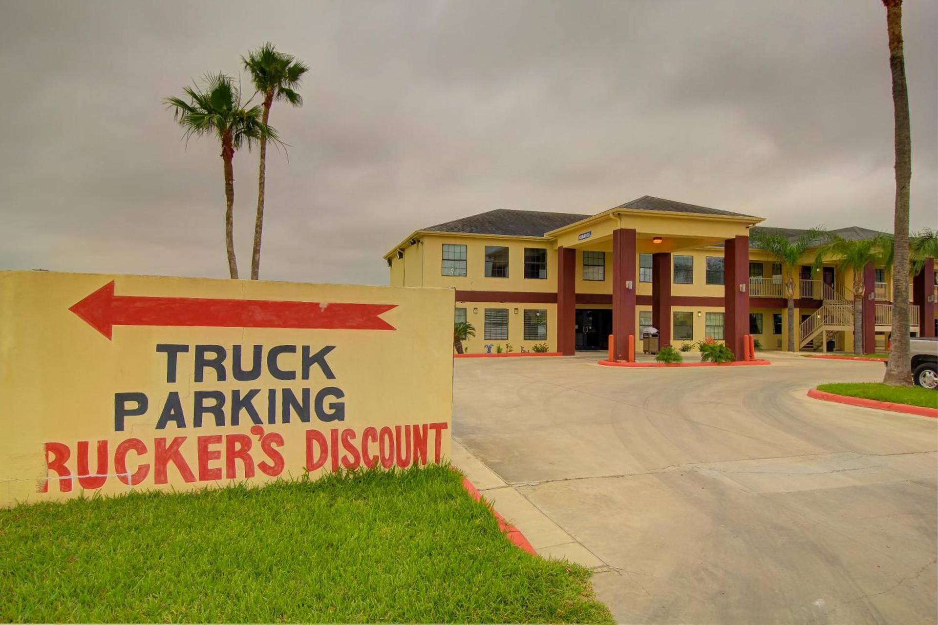 Deluxe Inn and Suites photo 69
