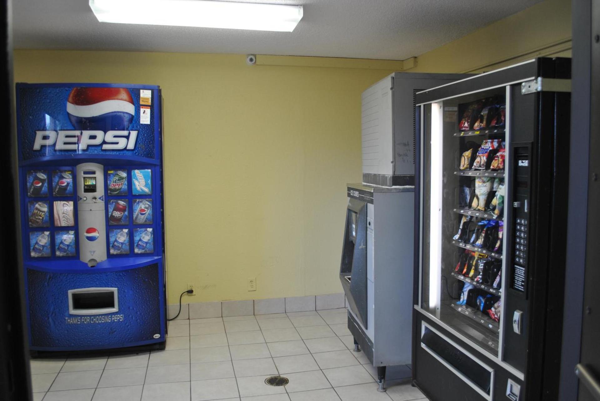 Super 8 by Wyndham Tulsa - Route 66 photo 16