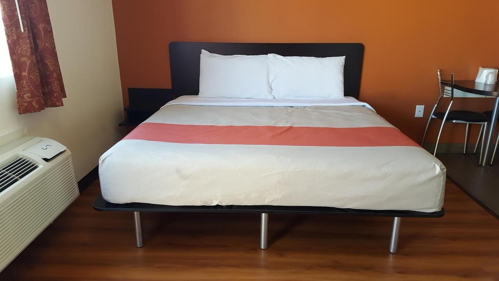 Motel 6 Maple/Main photo 3