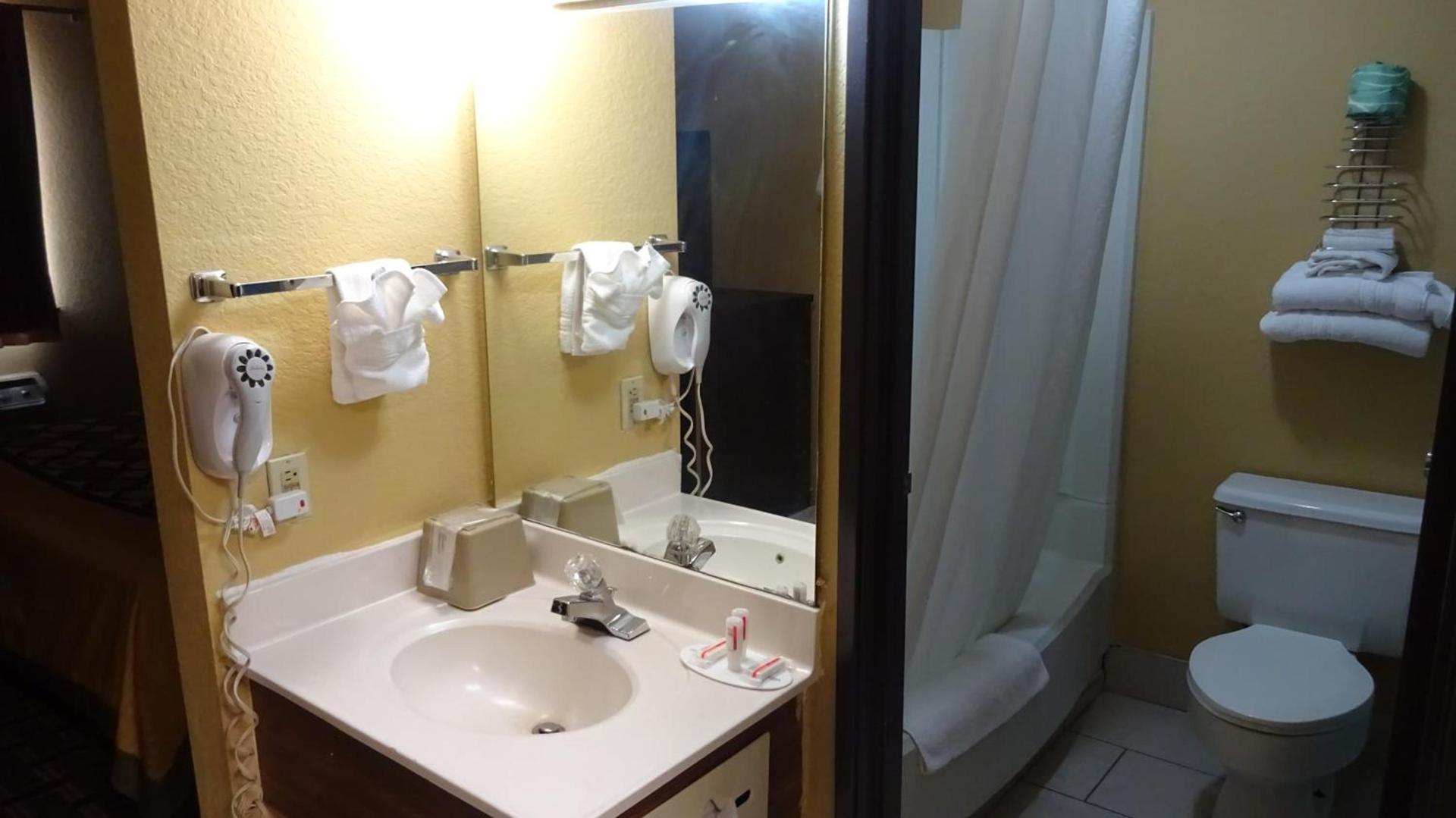 Super 8 by Wyndham Terre Haute photo 21