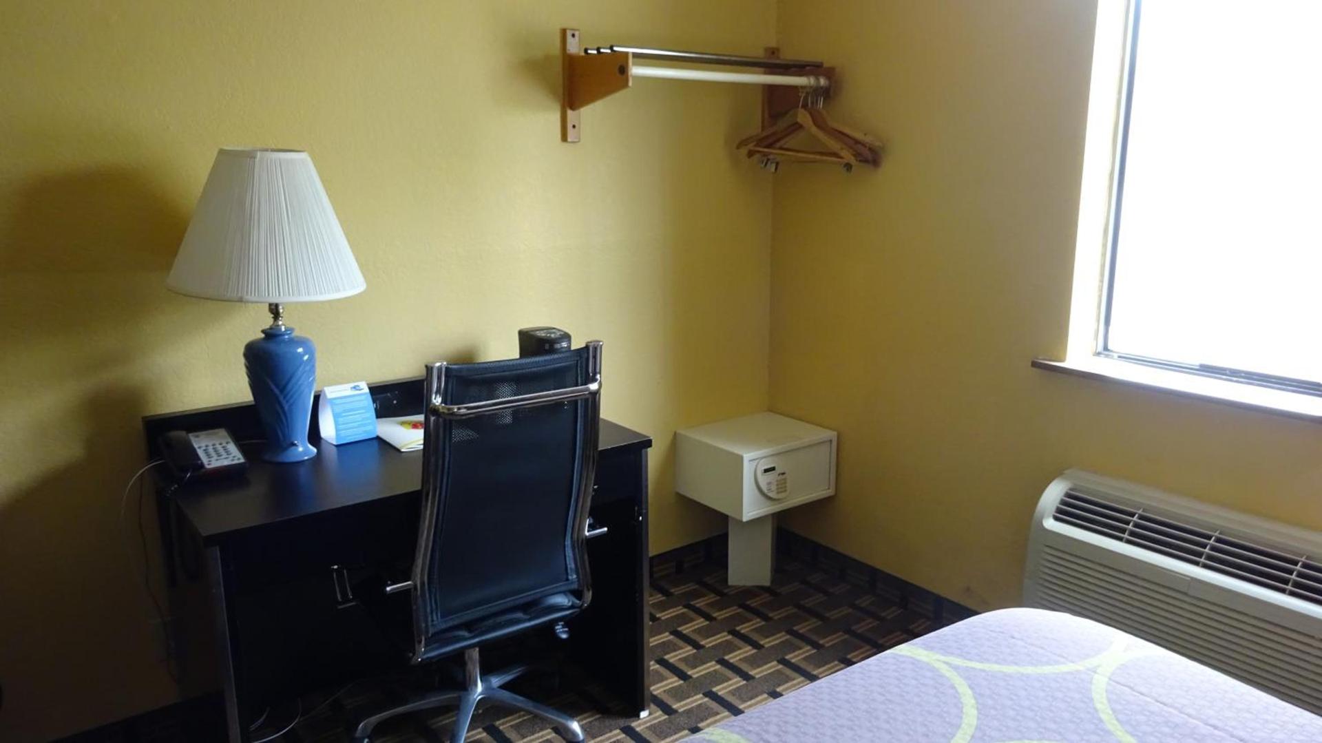 Super 8 by Wyndham Terre Haute photo 26