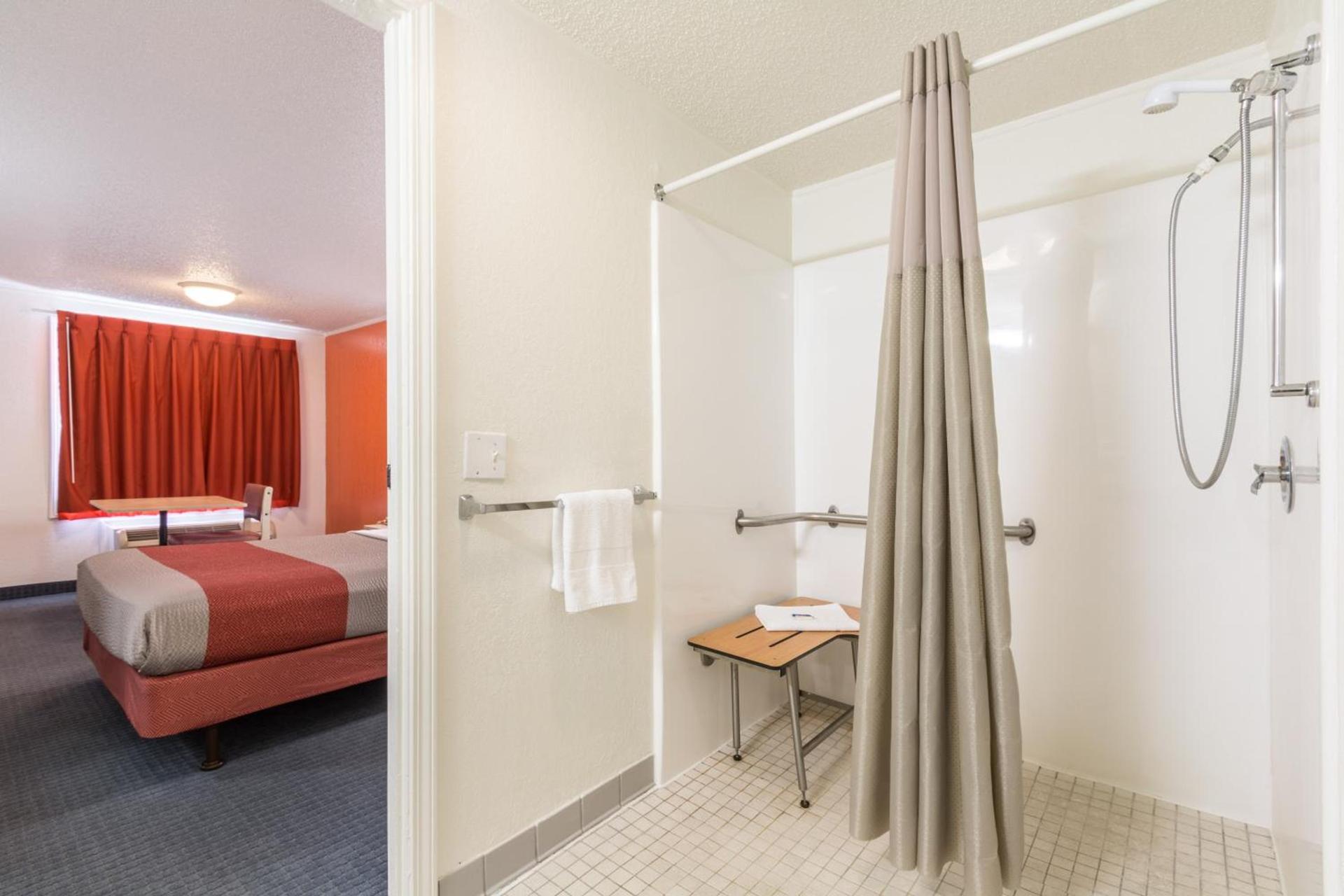 Travelodge by Wyndham Lansing photo 36
