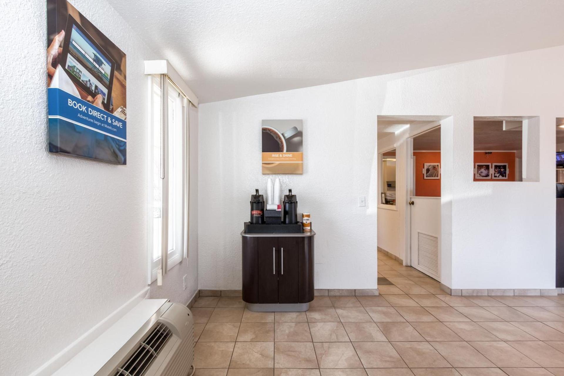 Travelodge by Wyndham Lansing photo 11
