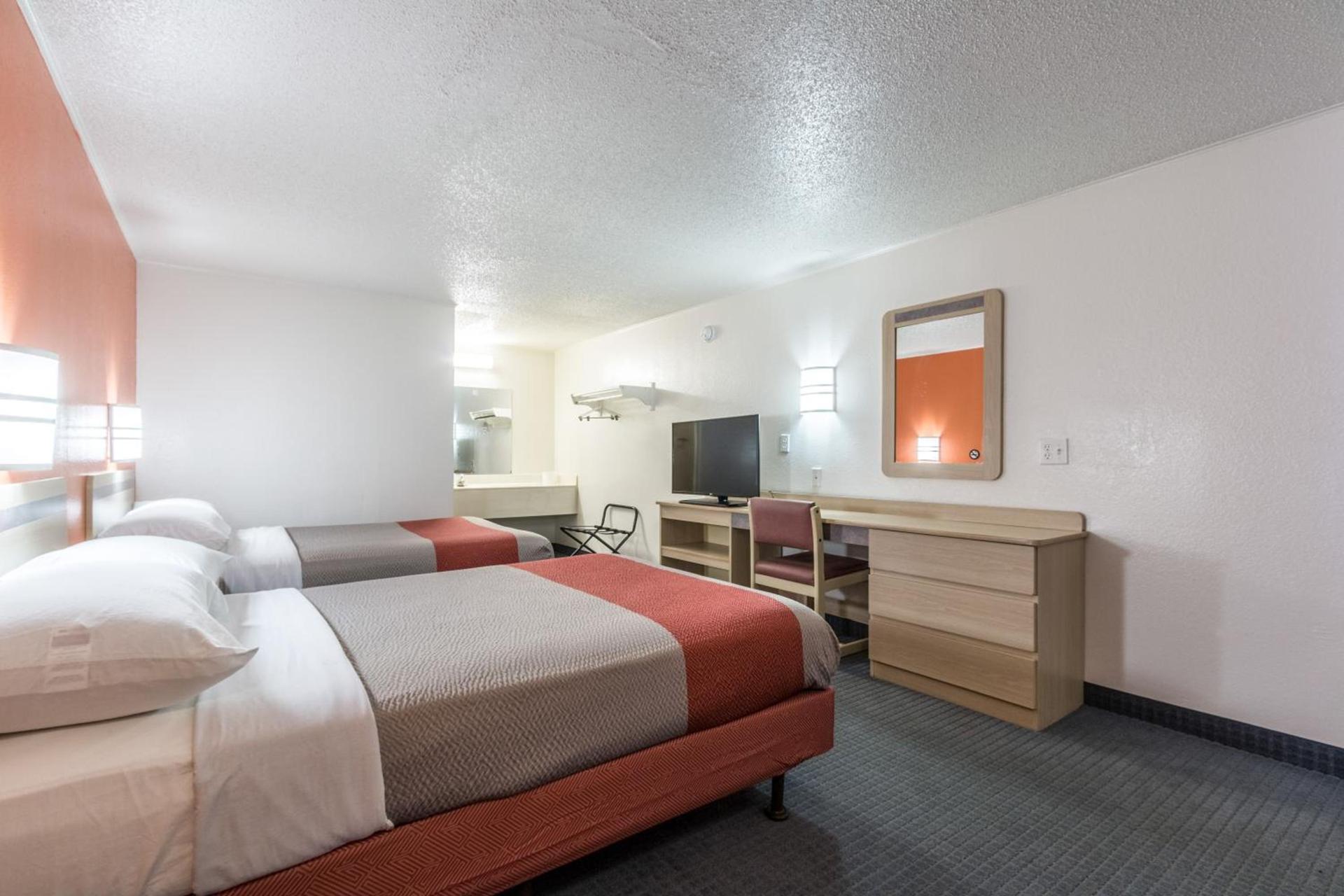 Travelodge by Wyndham Lansing photo 13