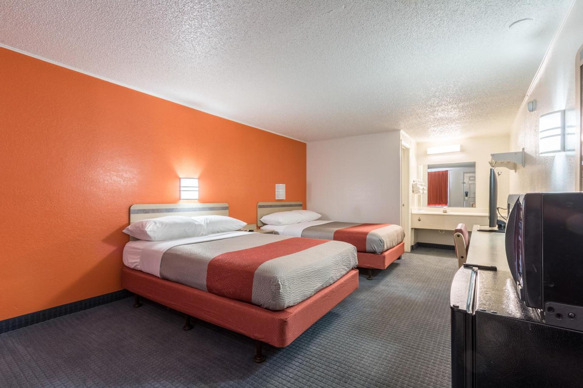 Travelodge by Wyndham Lansing photo 14
