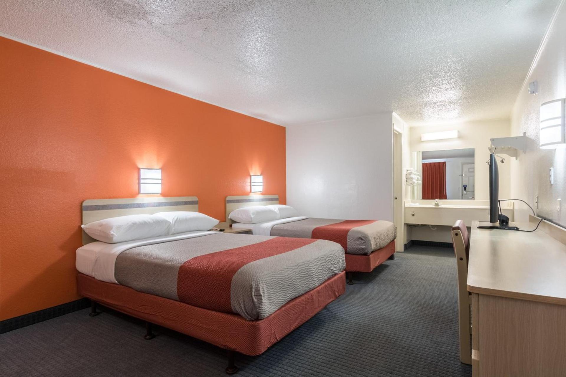 Travelodge by Wyndham Lansing photo 17