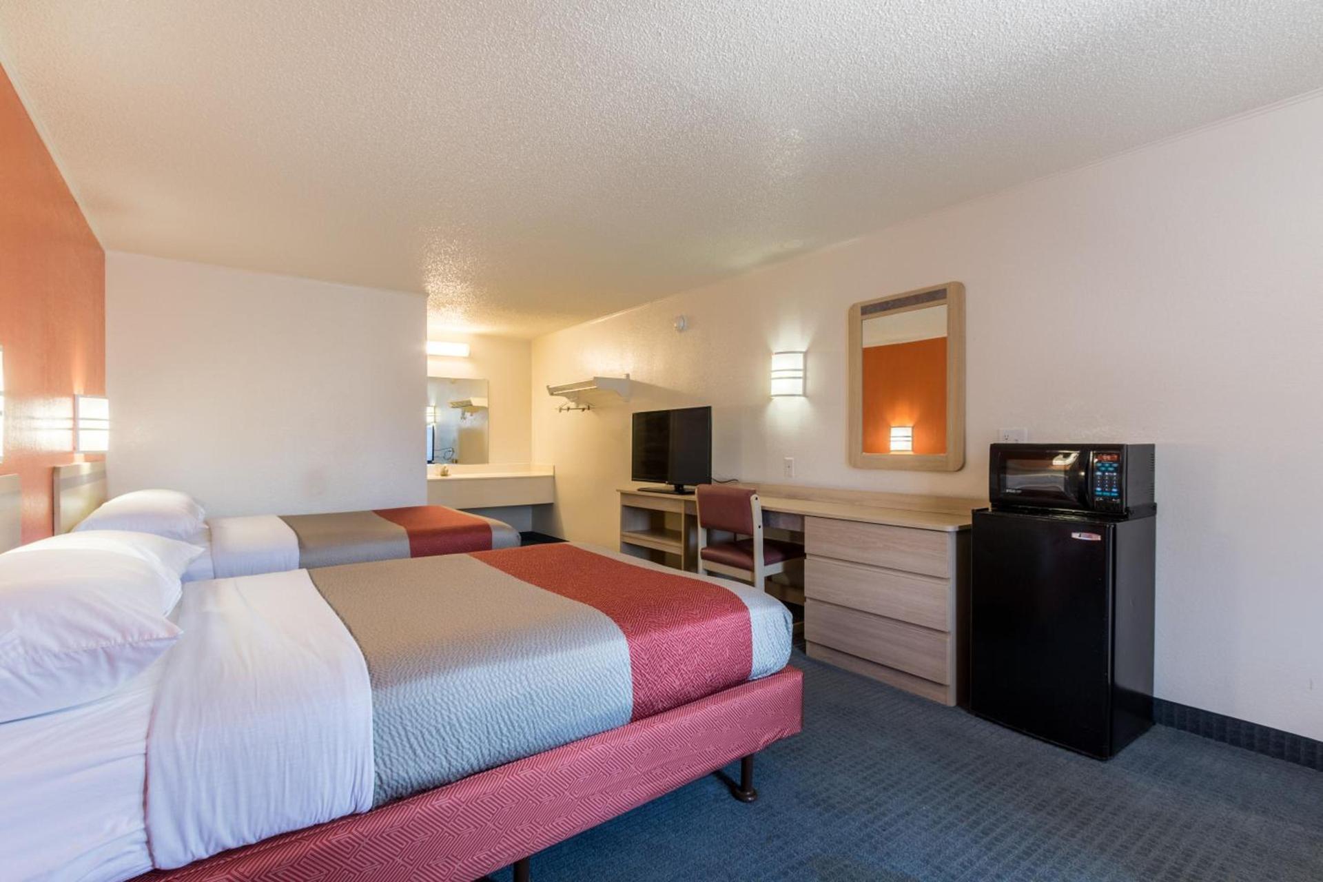 Travelodge by Wyndham Lansing photo 18
