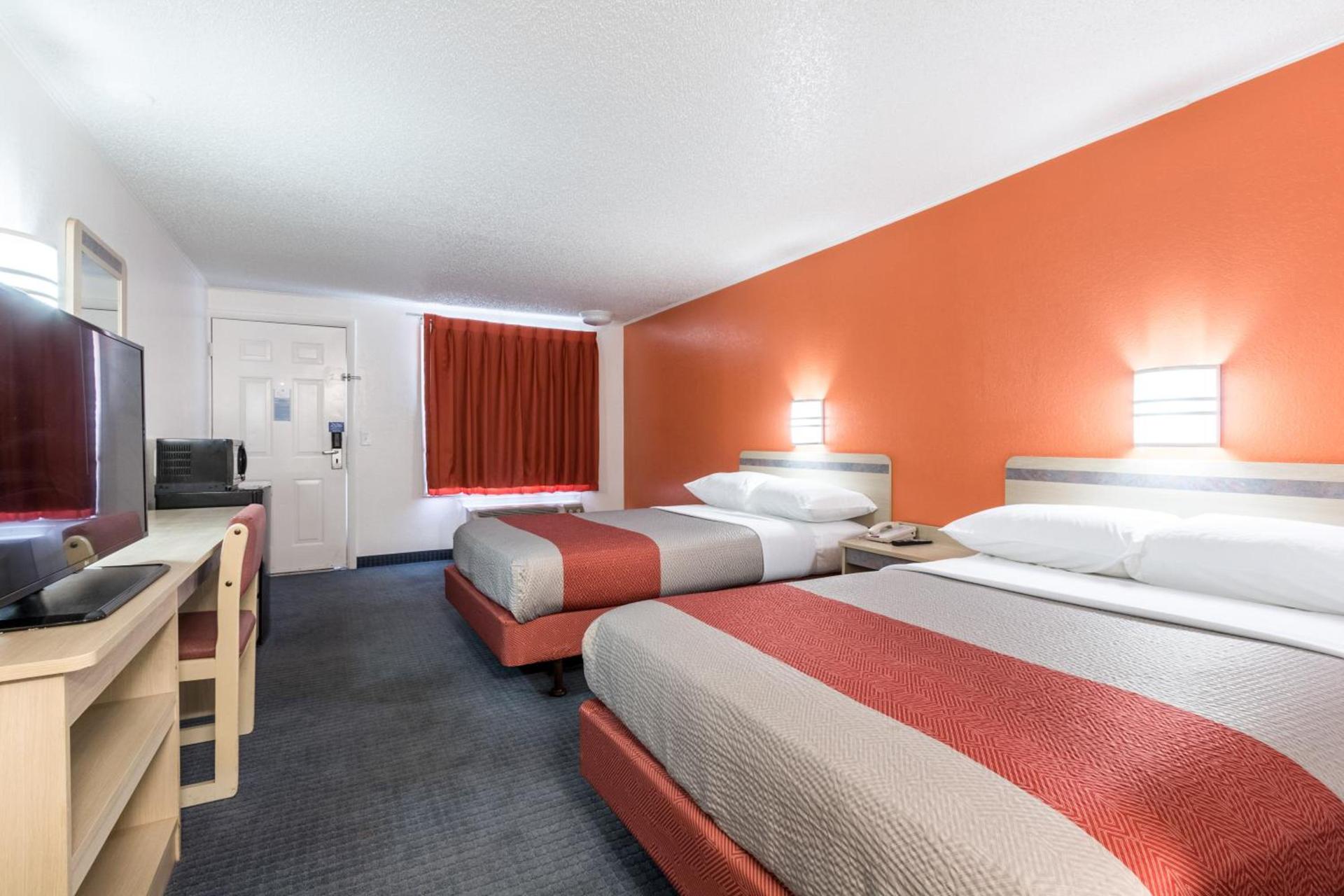 Travelodge by Wyndham Lansing photo 20