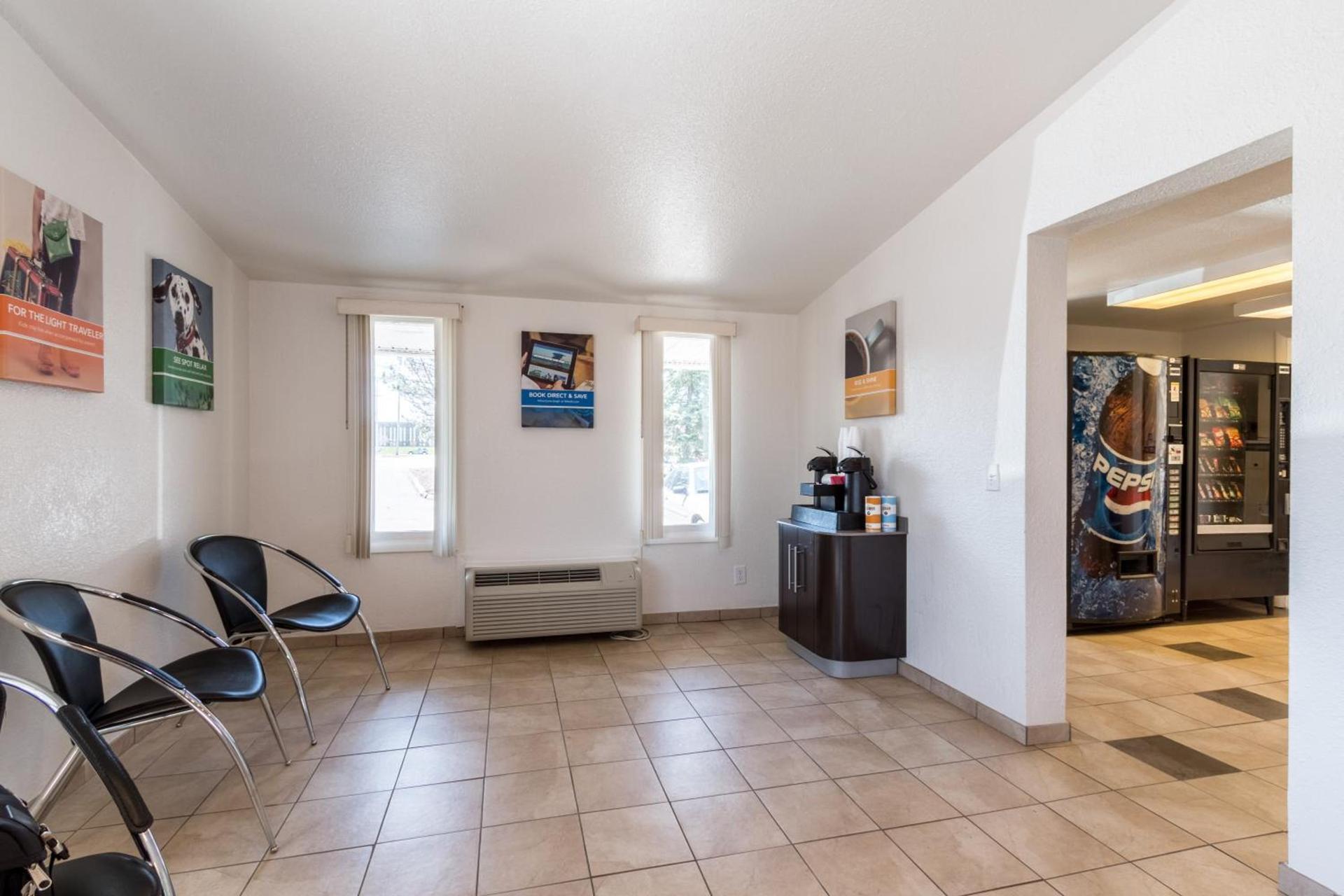 Travelodge by Wyndham Lansing photo 10