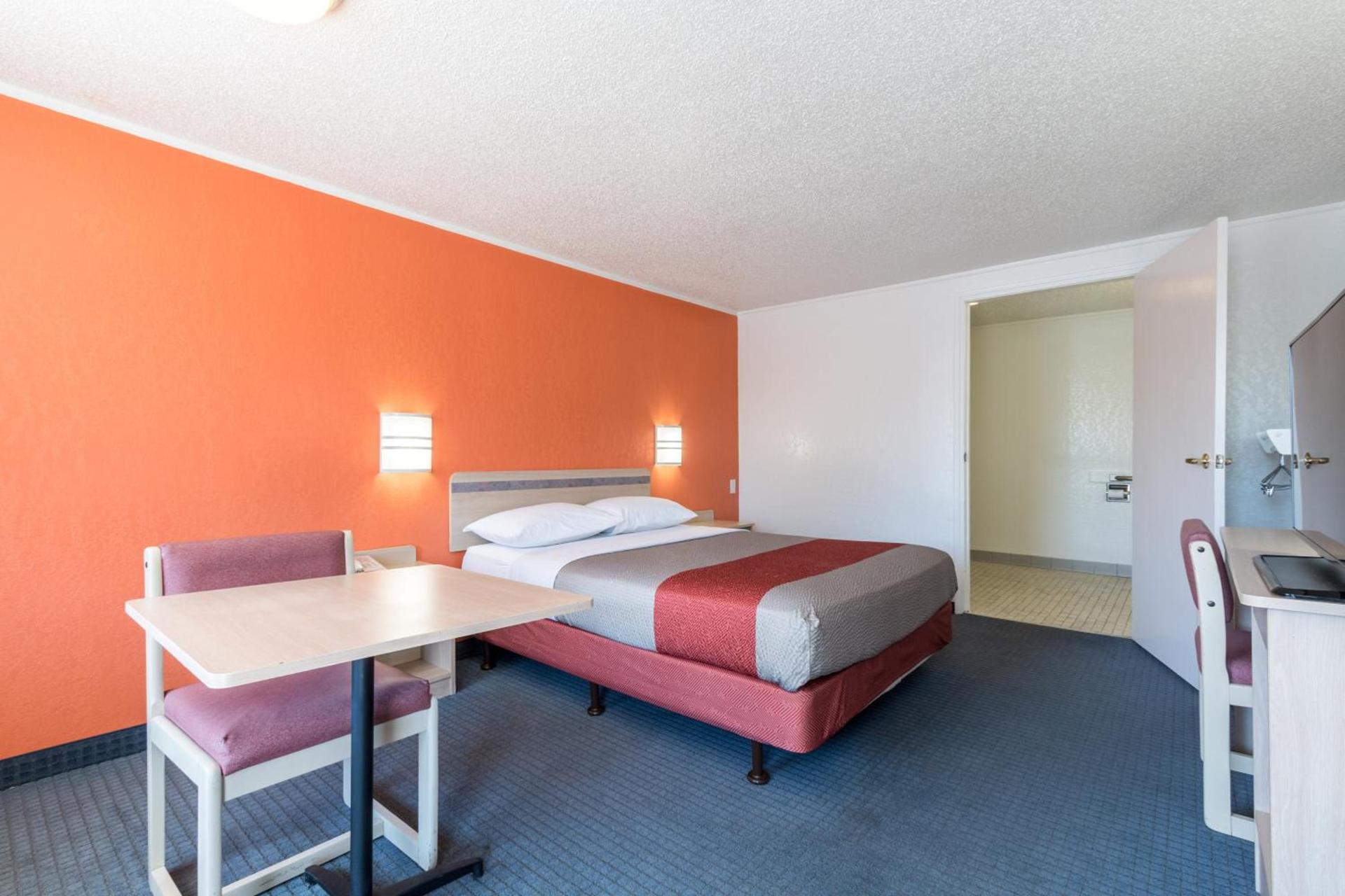 Travelodge by Wyndham Lansing photo 21