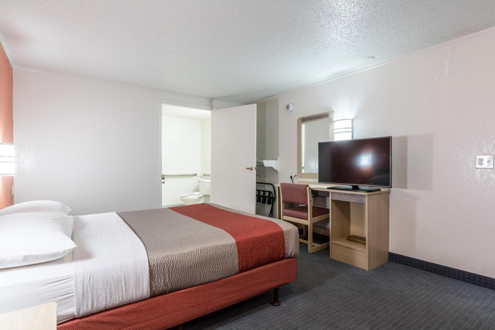 Travelodge by Wyndham Lansing photo 22