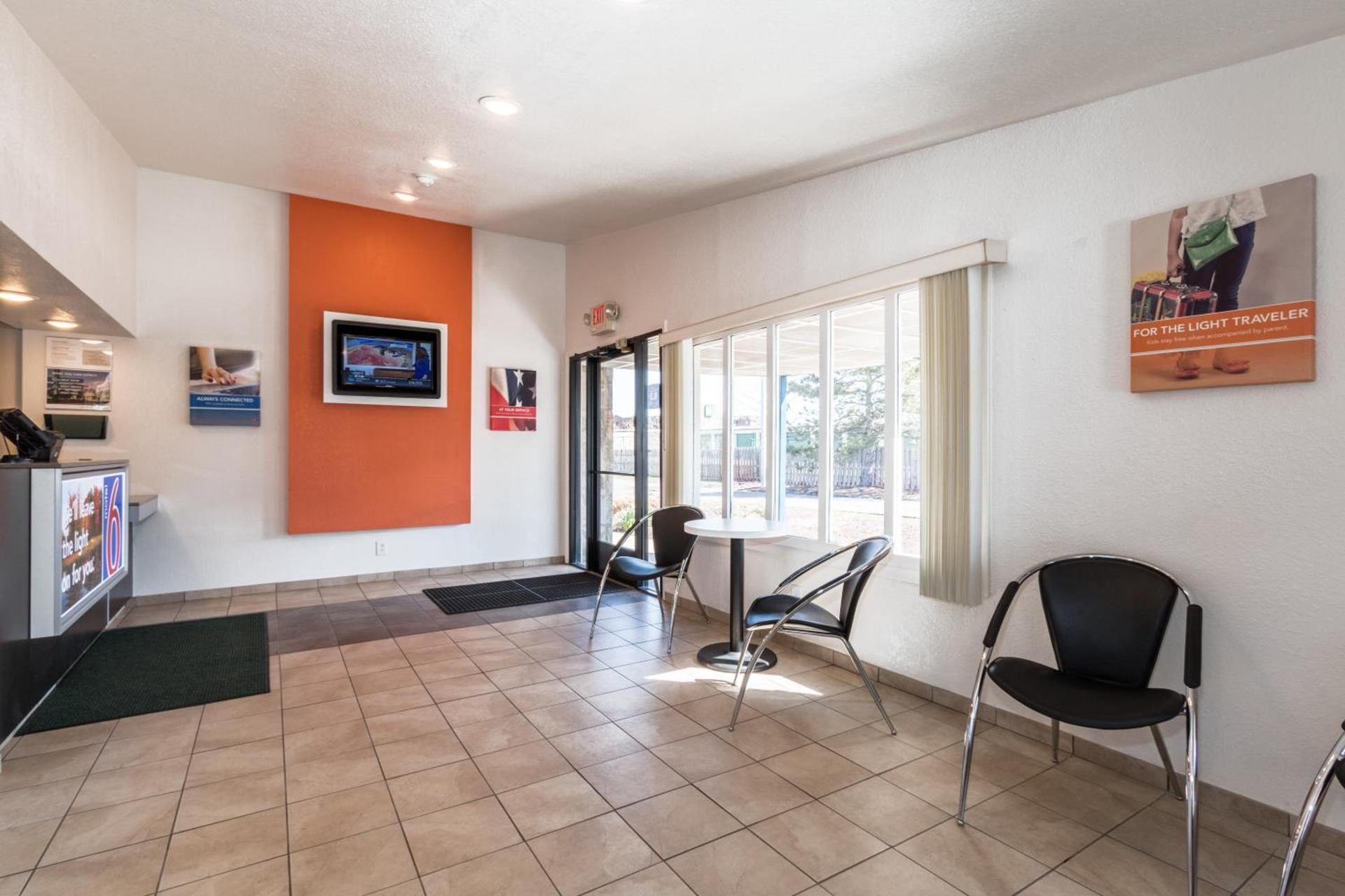 Travelodge by Wyndham Lansing photo 9