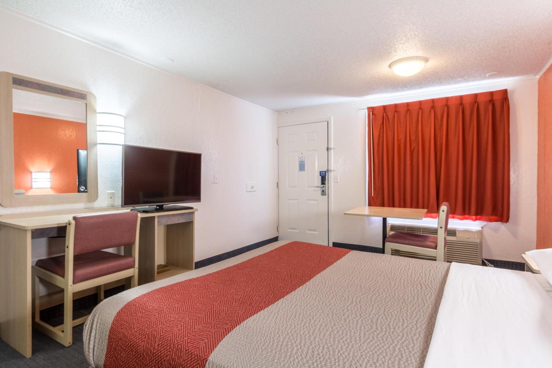 Travelodge by Wyndham Lansing photo 23