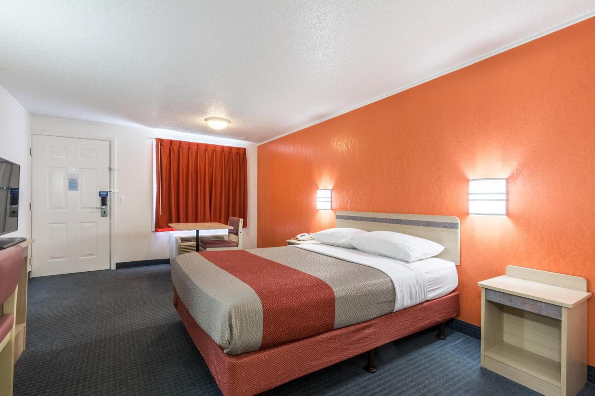 Travelodge by Wyndham Lansing photo 24