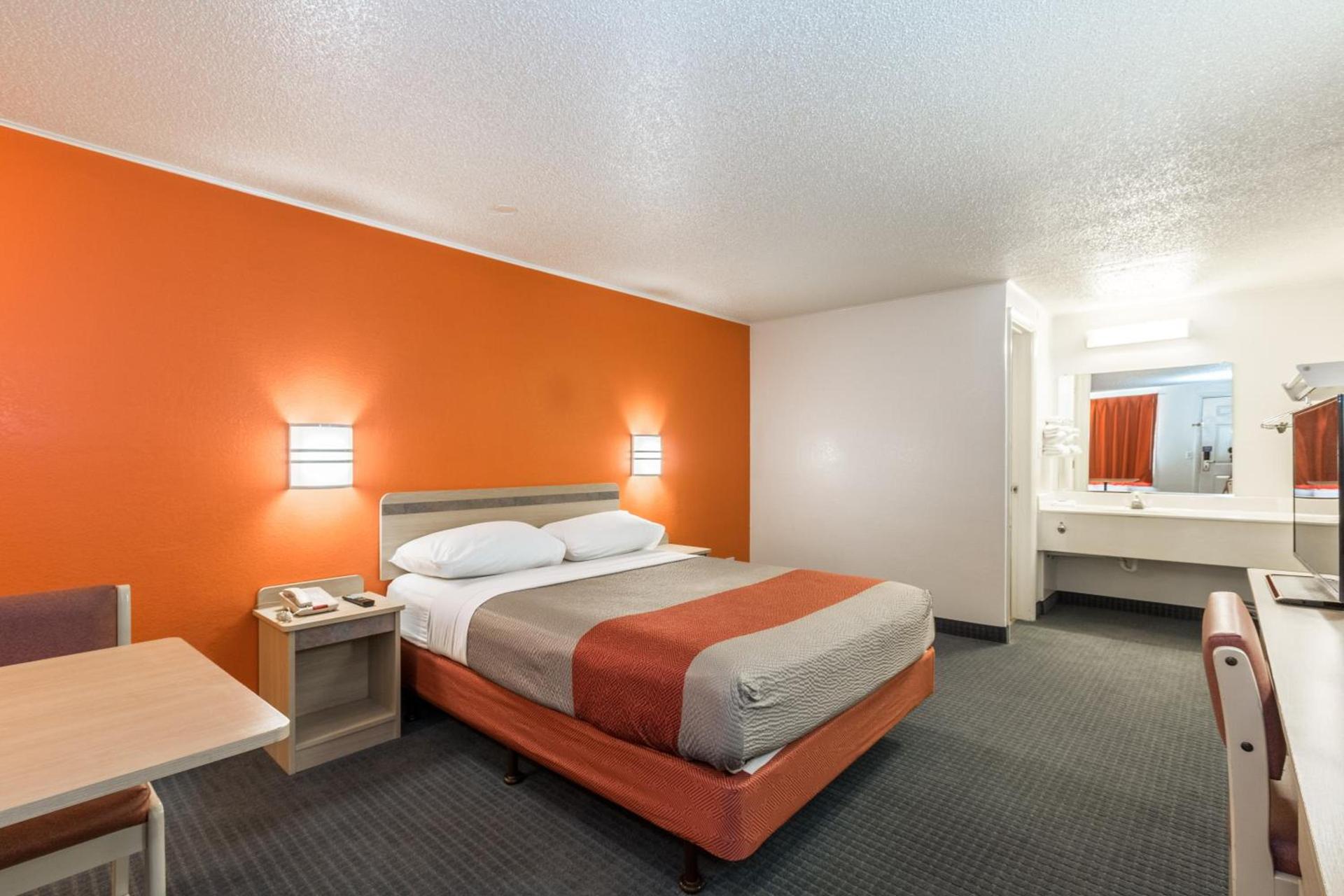 Travelodge by Wyndham Lansing photo 25